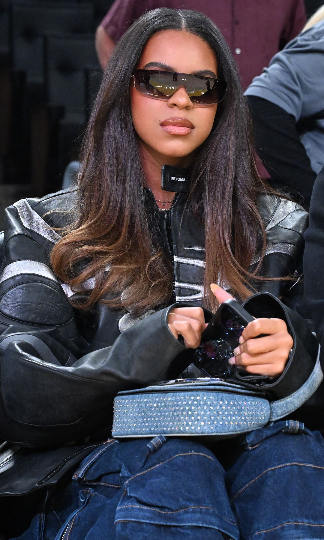Jay-Z y su hija Blue Ivy Carter en el partido de baloncesto de Los Angeles Lakers y los San Antonio Spurs en el Crypto.com Arena de Los Ángeles, California, el 10 de diciembre de 2025
