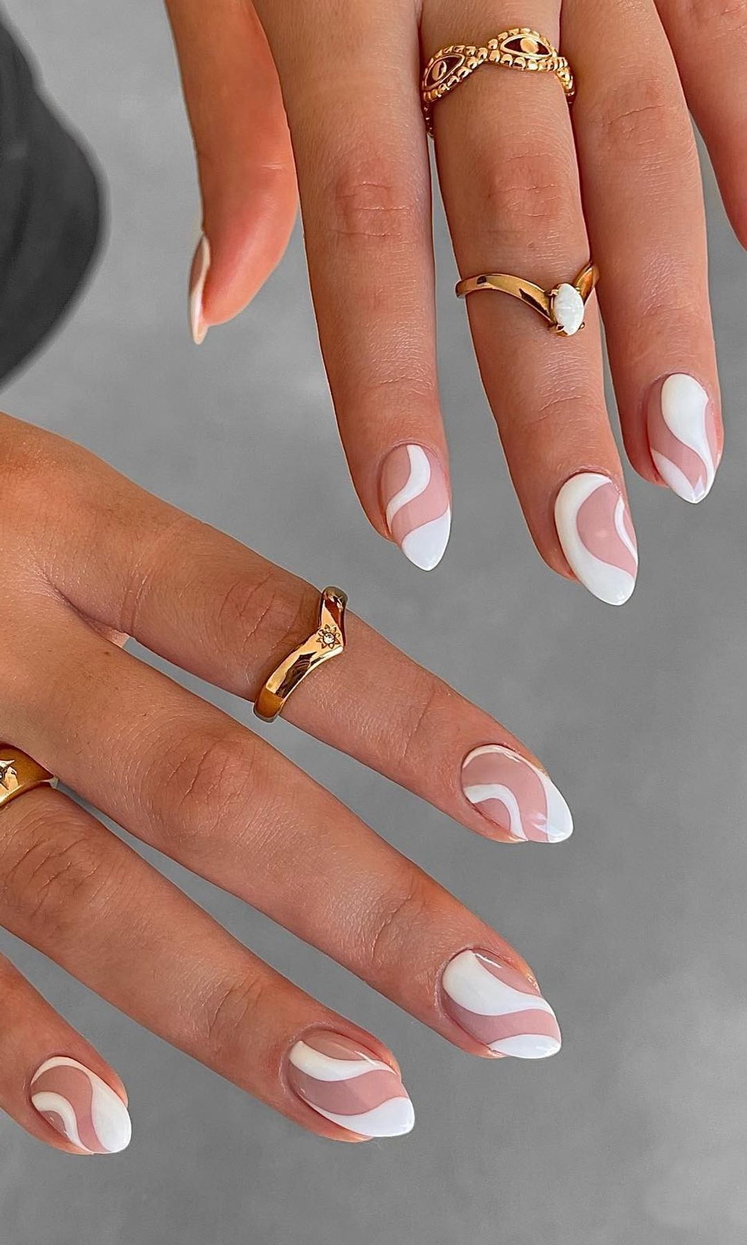 Manicura blanca ondas suaves