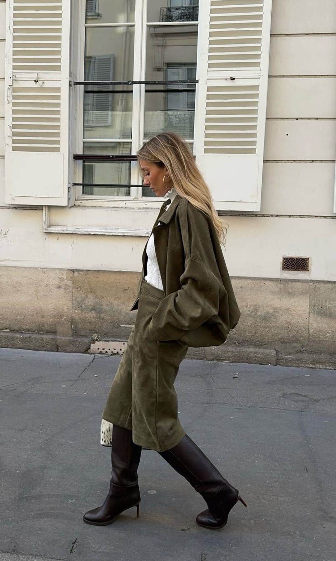 bermudas y chaqueta verde oliva