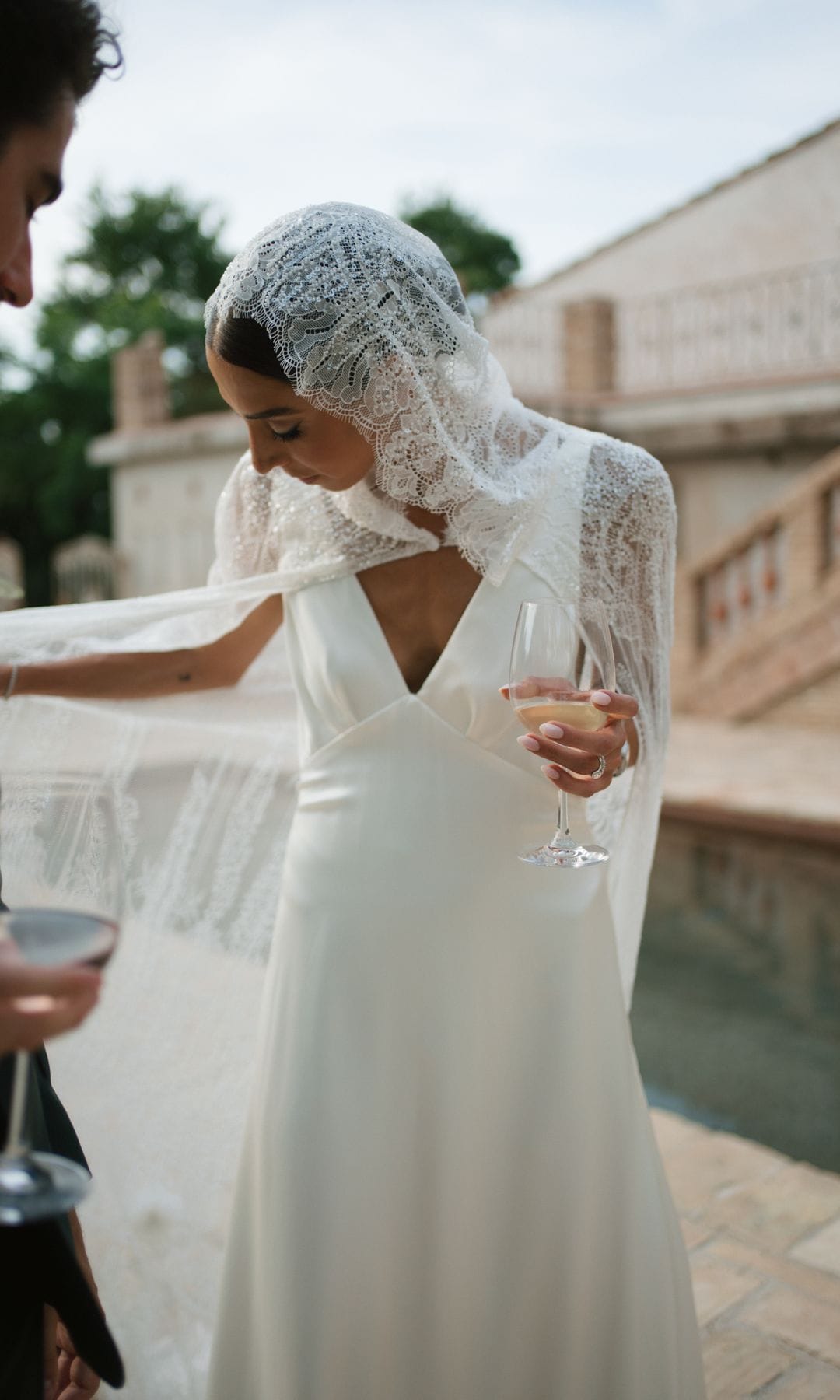 Vestido de novia lencero con capa de encaje