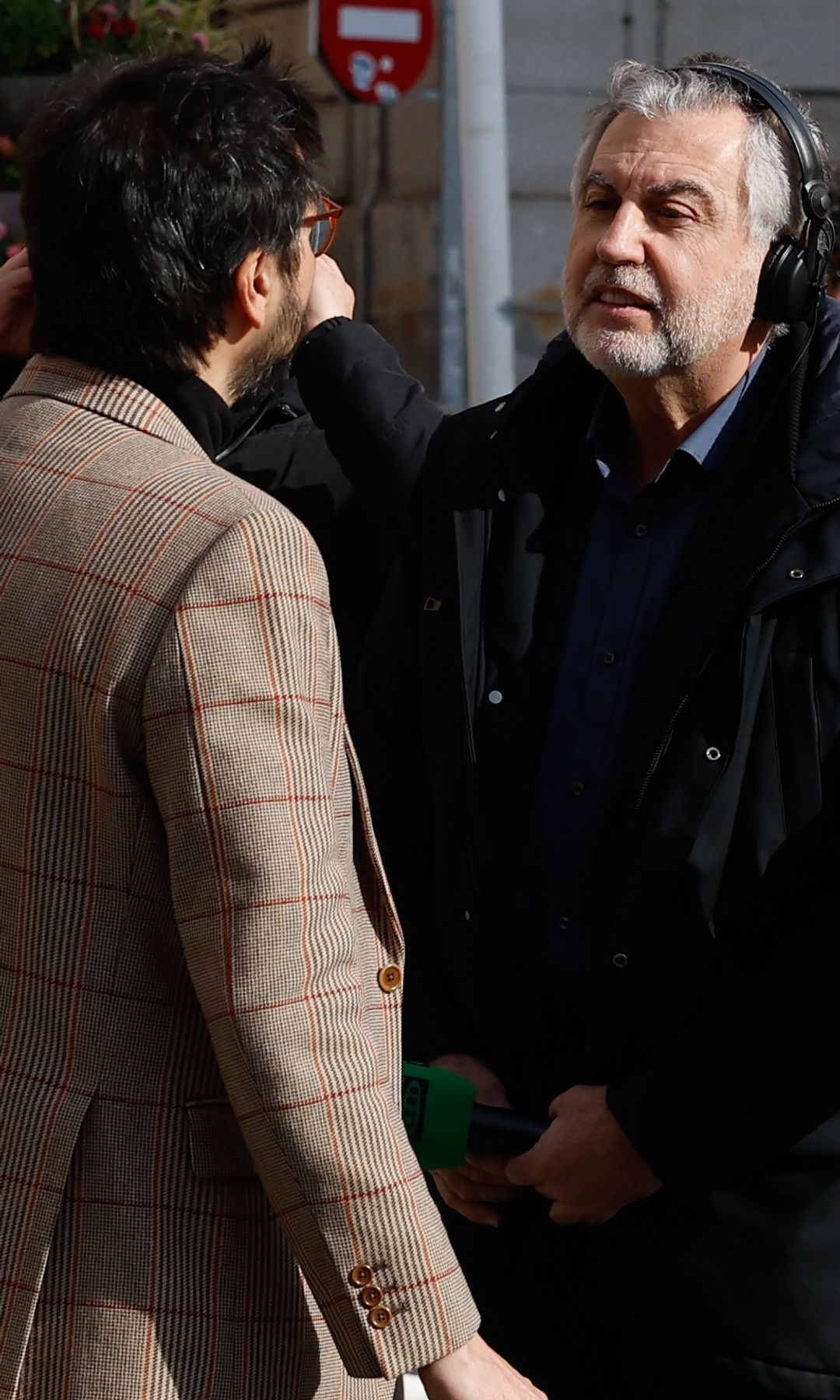 Antonio Lucas y Carlos Alsina en la capilla ardiente de Raúl del Pozo el 11 de marzo de 2026 en Madrid