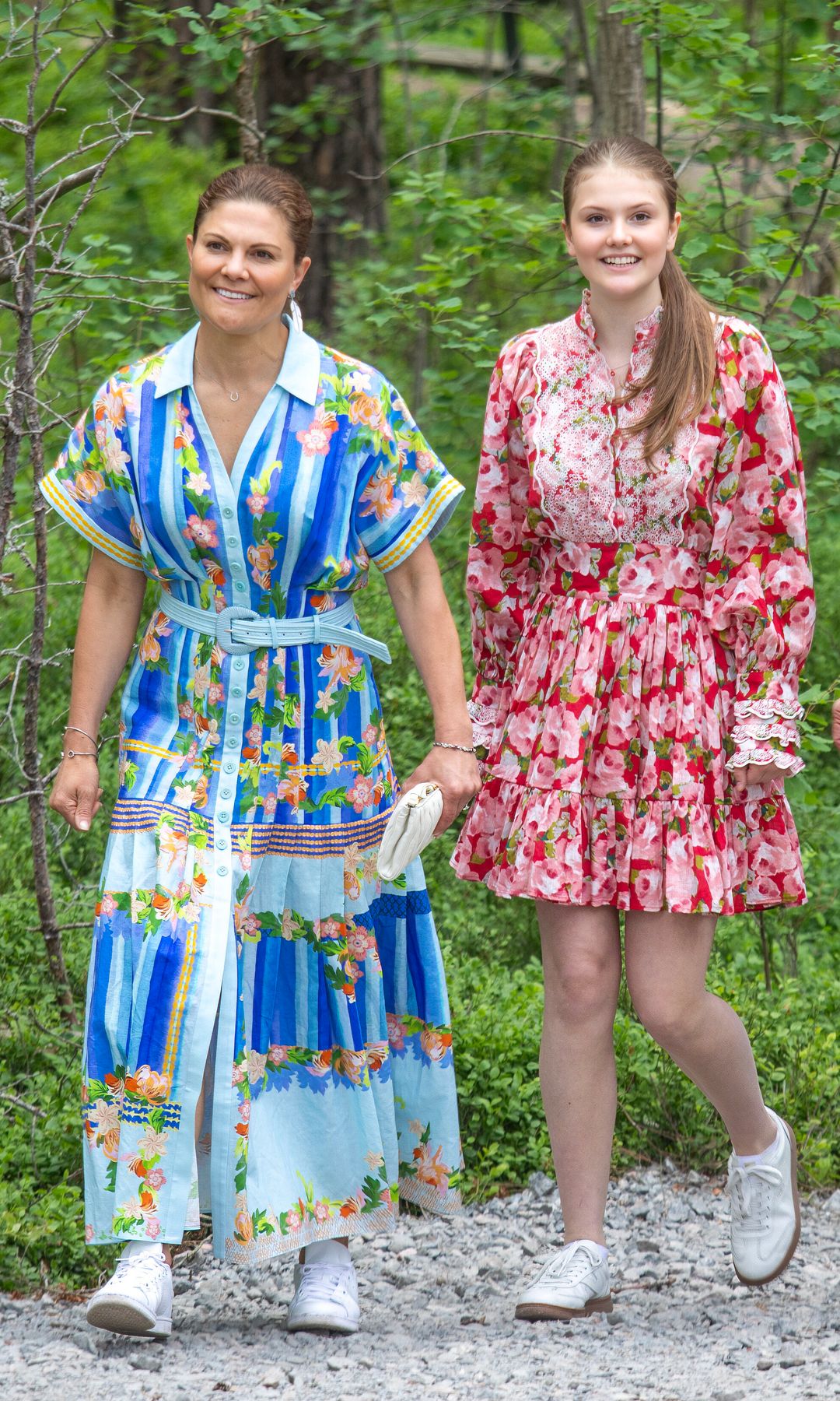Victoria y Estelle de Suecia hacen 'match' con sus vestidos camiseros de flores y zapatillas blancas