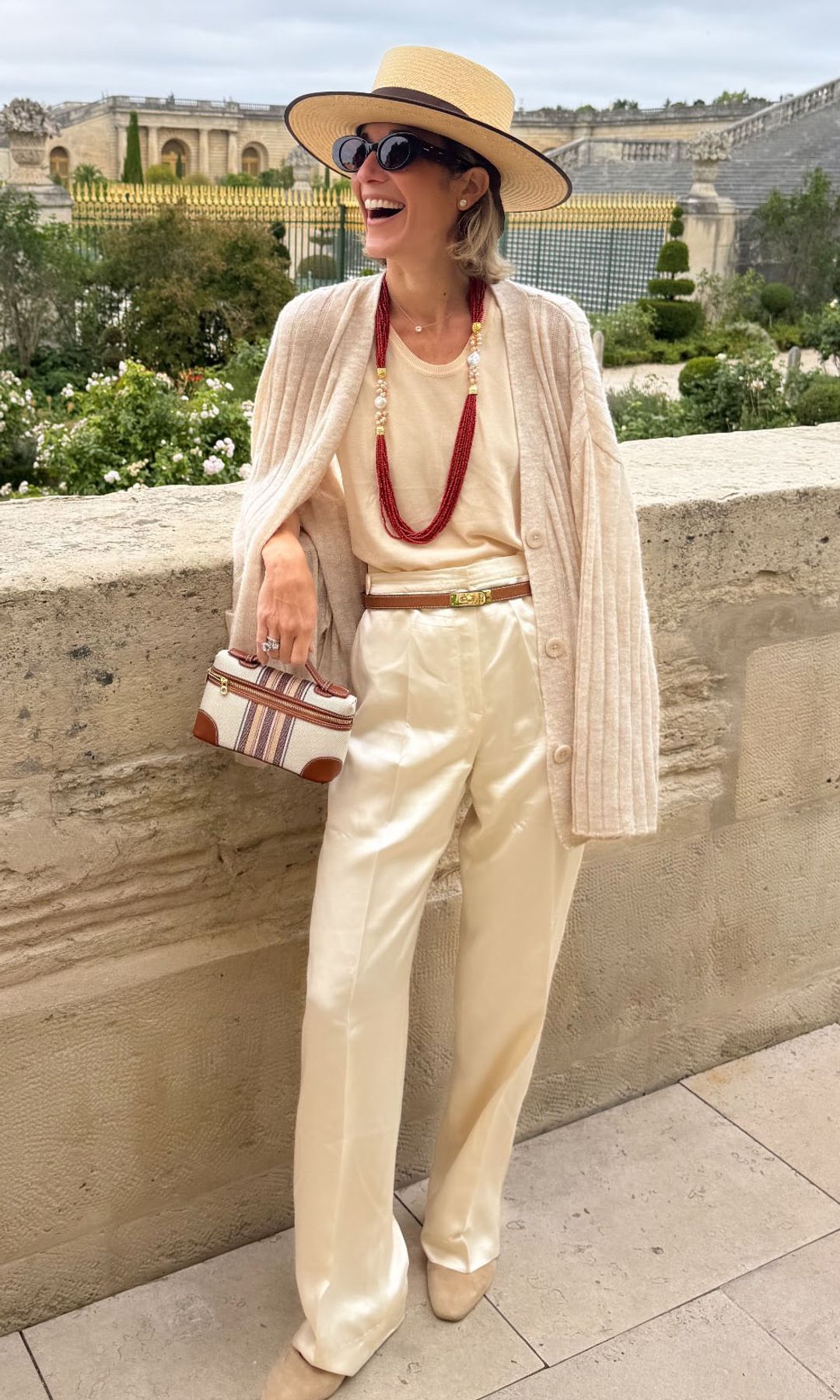 Lino, collares multicolor y sombreros de rafia: Inés de Cominges, María de la Orden y sus amigas aristócratas se van de escapada a Versalles