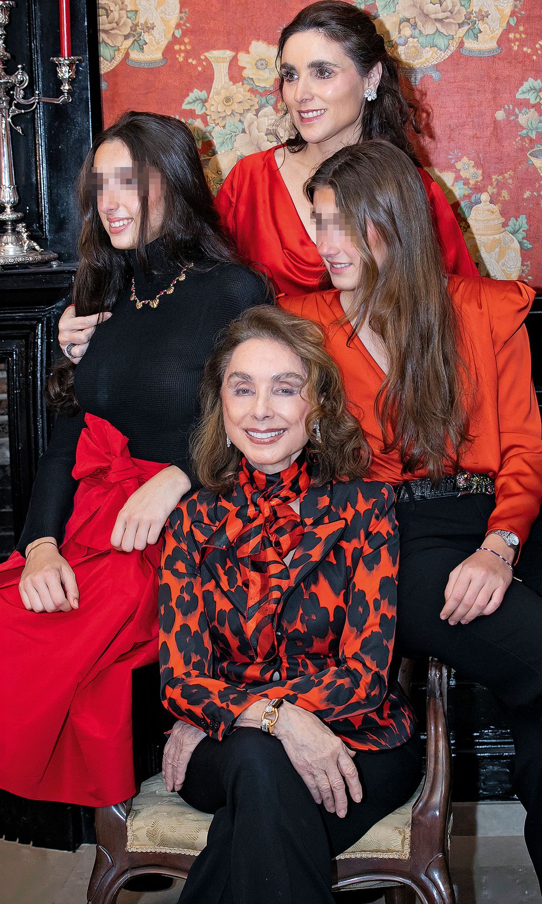 Segrelles junto a su madre, Paloma, rodeadas por sus hijas en un retrato navideño