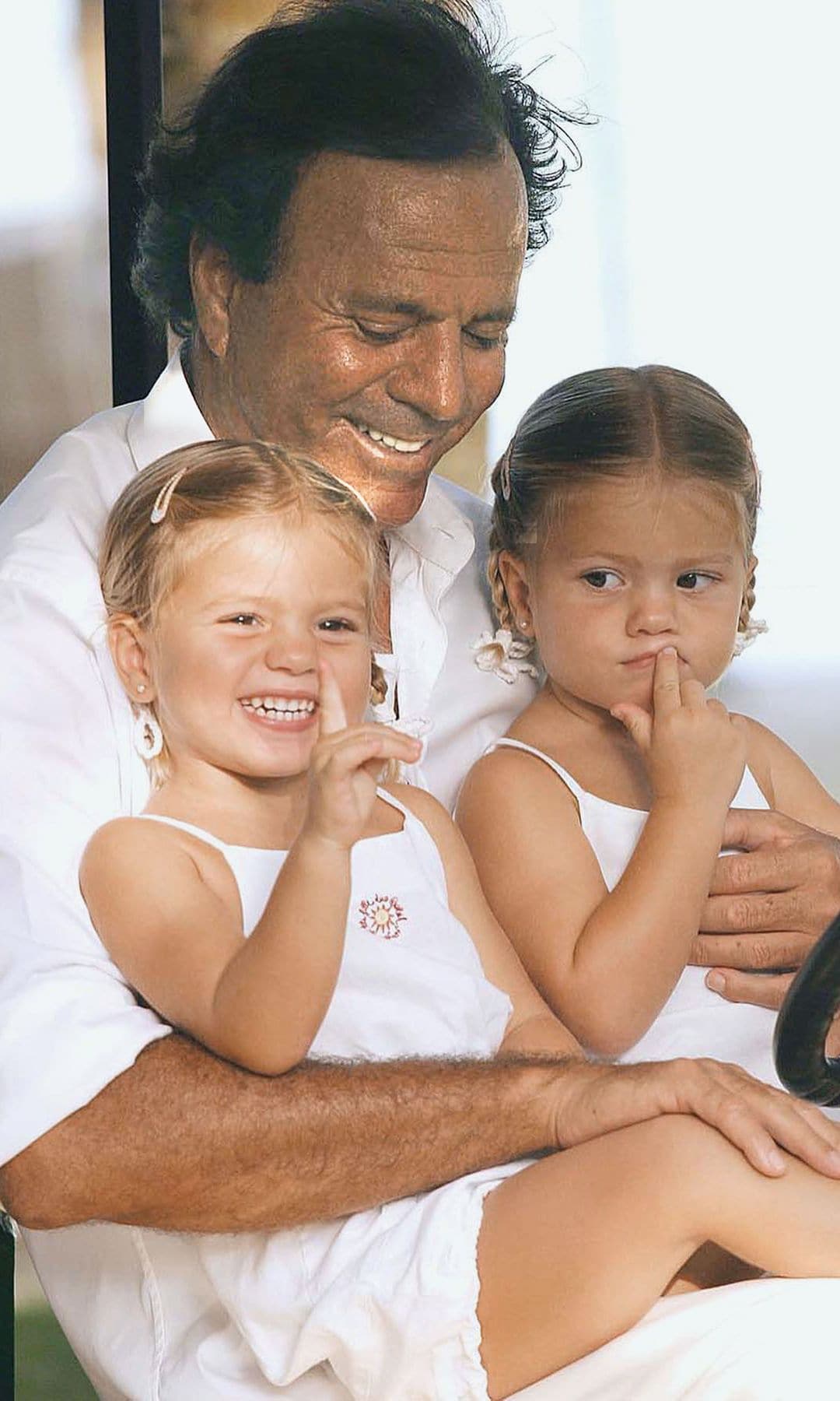 En una foto de su infancia, junto a su hermana gemela, Victoria, y su padre, Julio Iglesias. Al lado,