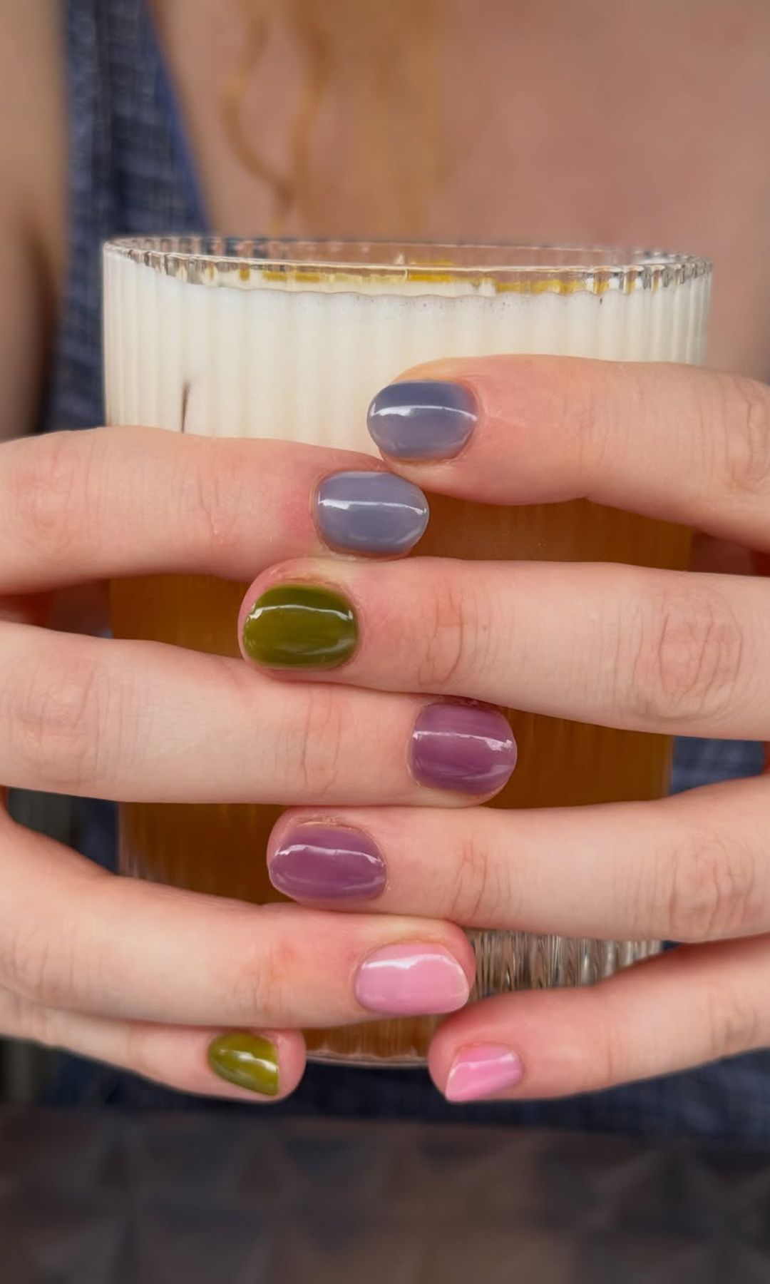 Manicura efecto gelatina en varios colores