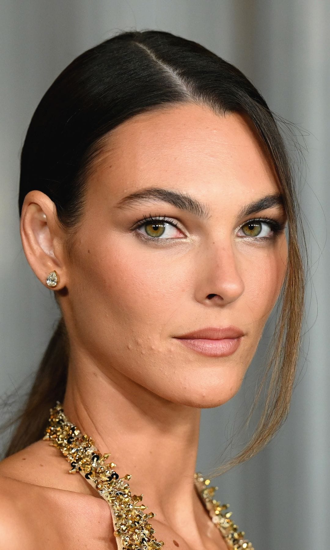 La modelo Vittoria Ceretti, con un toque de maquillaje dorado en el lagrimal