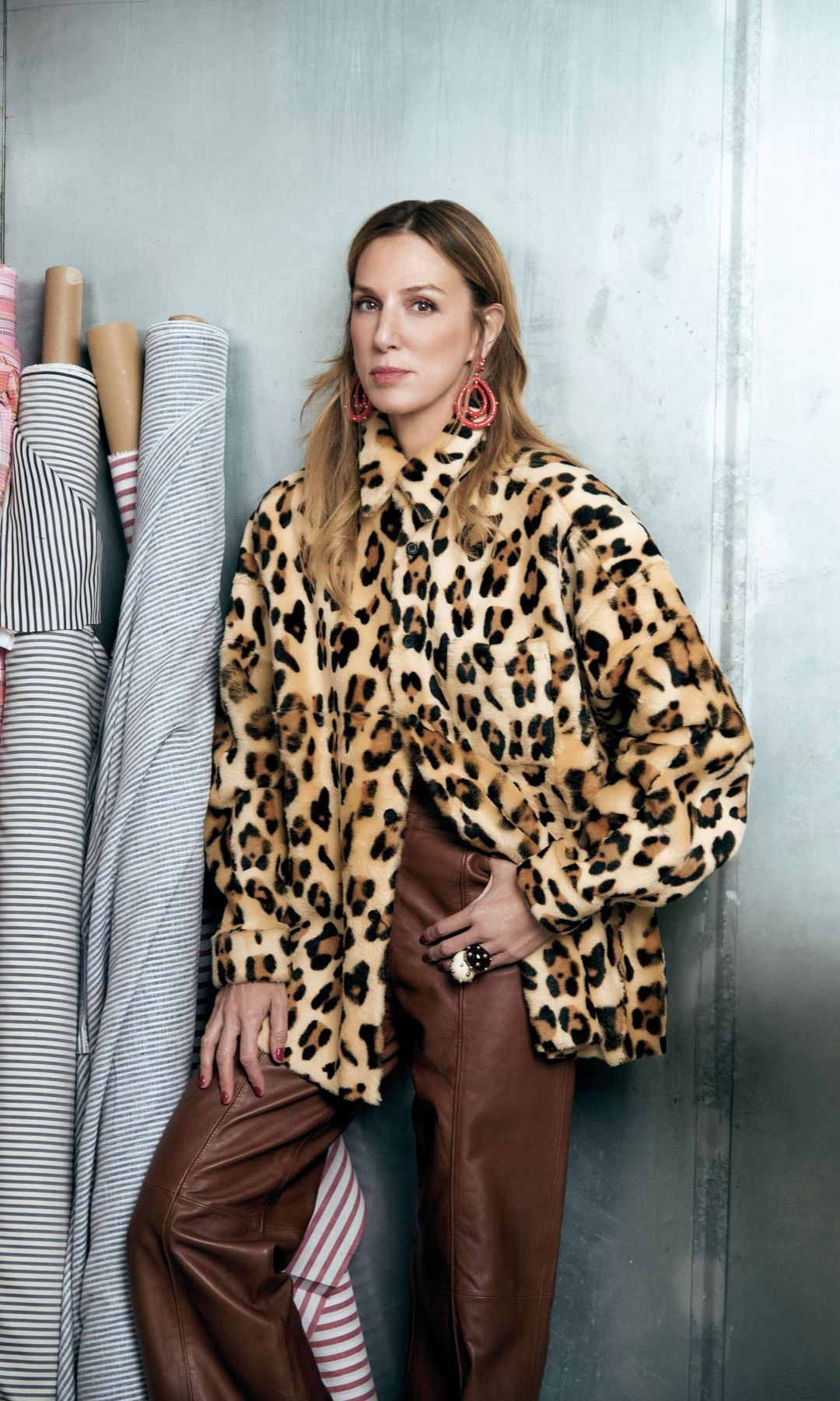 MIX & MATCH
A Véronique le apasiona mezclar y combinar texturas y estampados. Junto a estas líneas, fiel a su estilo personal, nuestra protagonista luce chaqueta, de Marni; pantalón, de The Label Edition; y pendientes y anillos, de Giorgio B.
