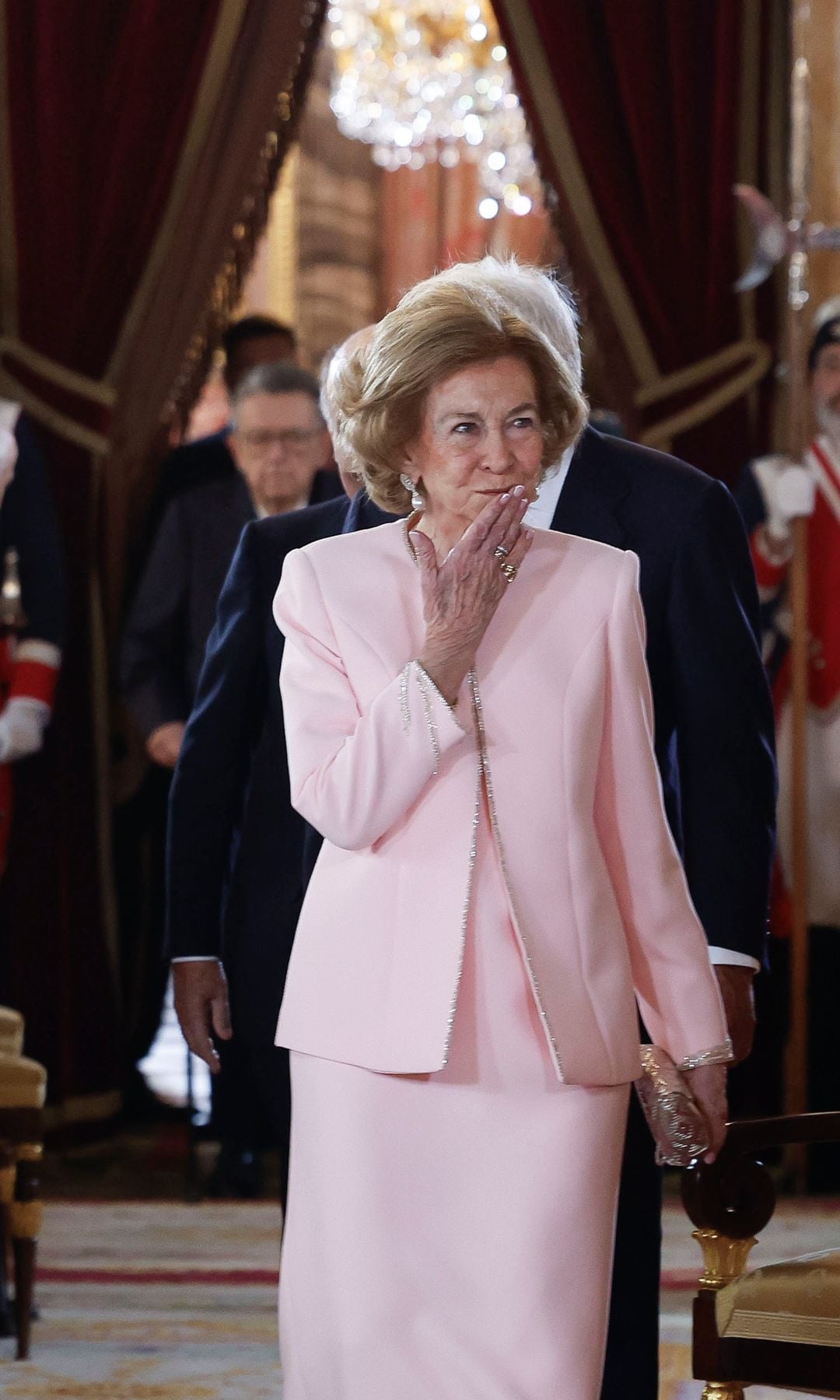 Lanzando un beso a sus nietas, así entró la reina Sofía en el Salón del Trono del Palacio Real de Madrid para recibir el Toisón de Oro, junto al expresidente del Gobierno, Felipe González, y los padres de la Constitución, Miquel Roca y Miguel Herrero