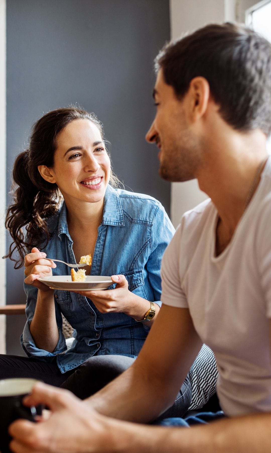 Pareja de jóvenes en el salón de su casa 