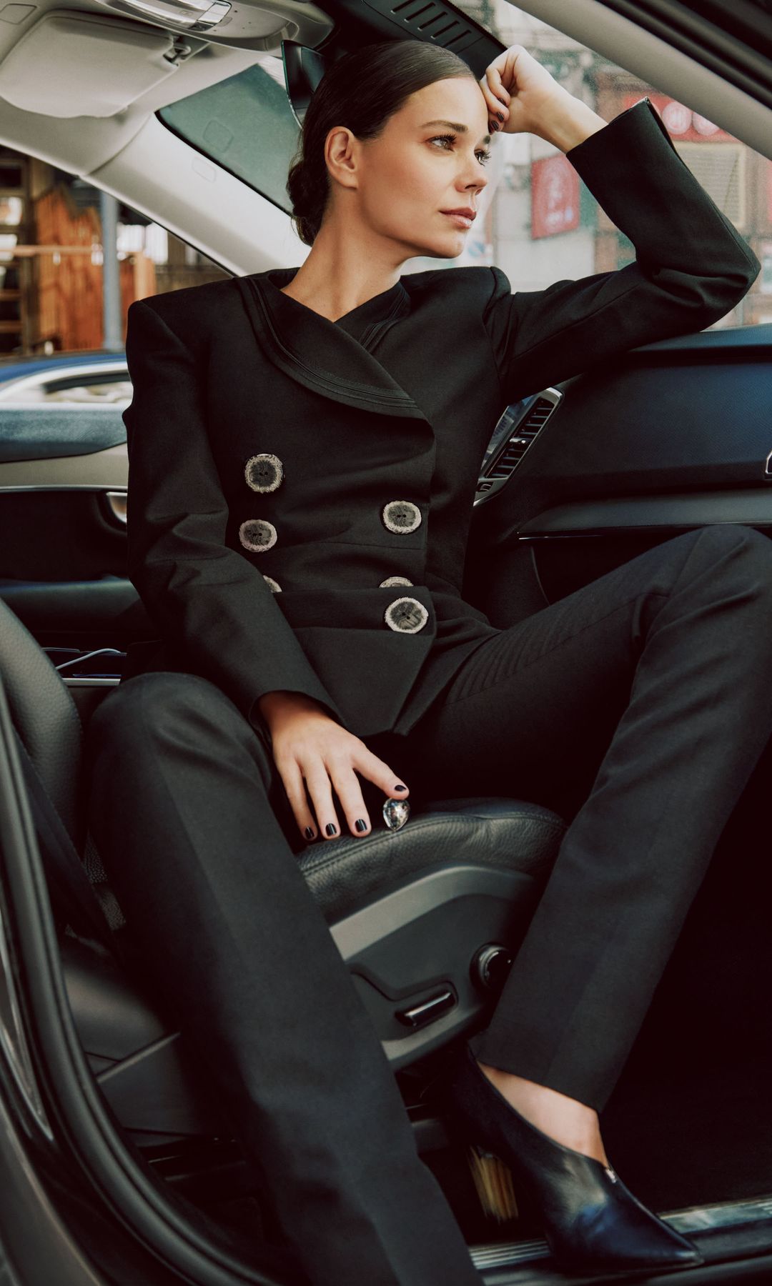 Laia Costa posando en un coche