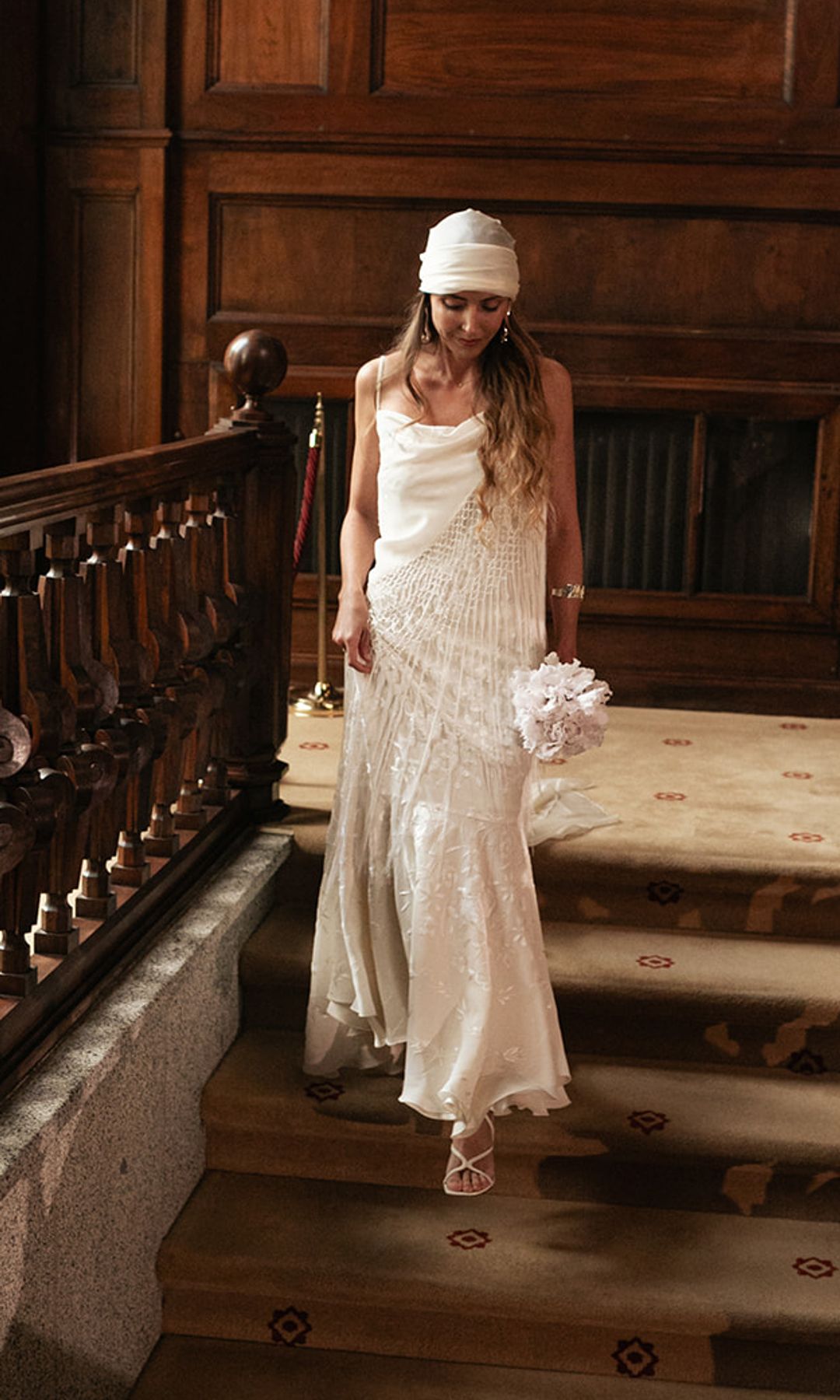 Vestido de novia con casquete de seda