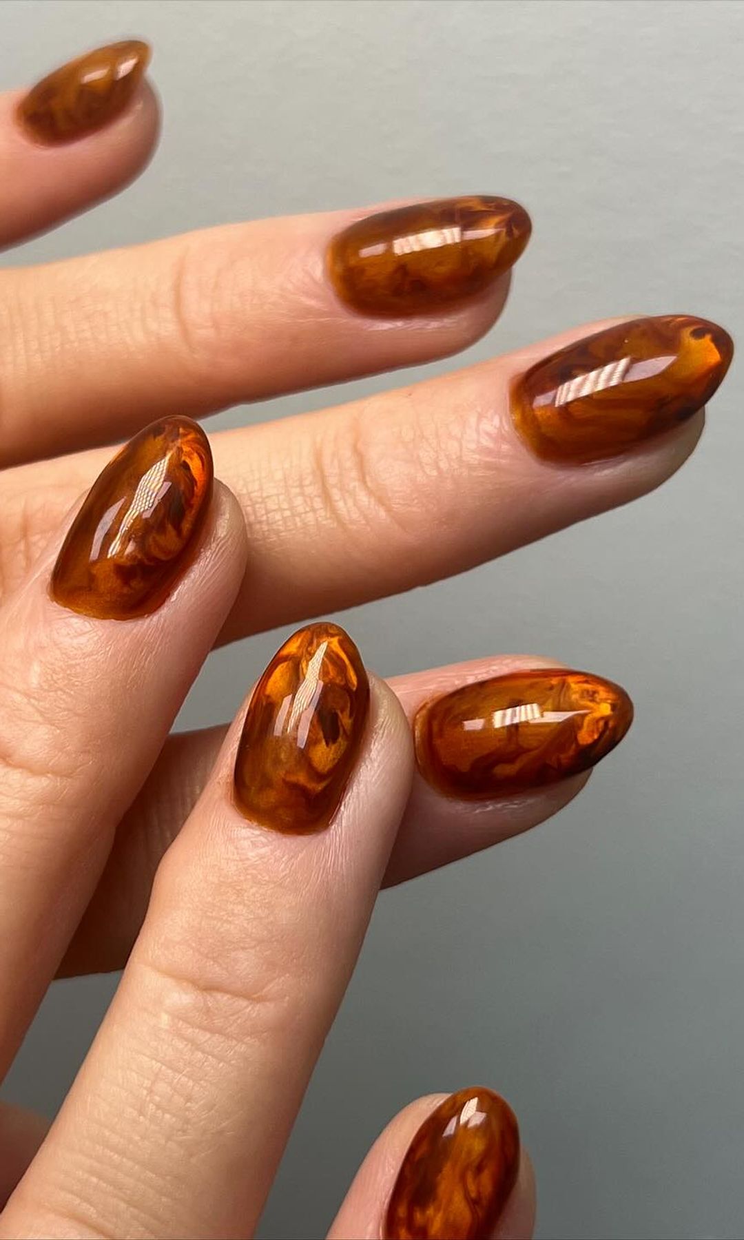 Manicura naranja efecto ámbar