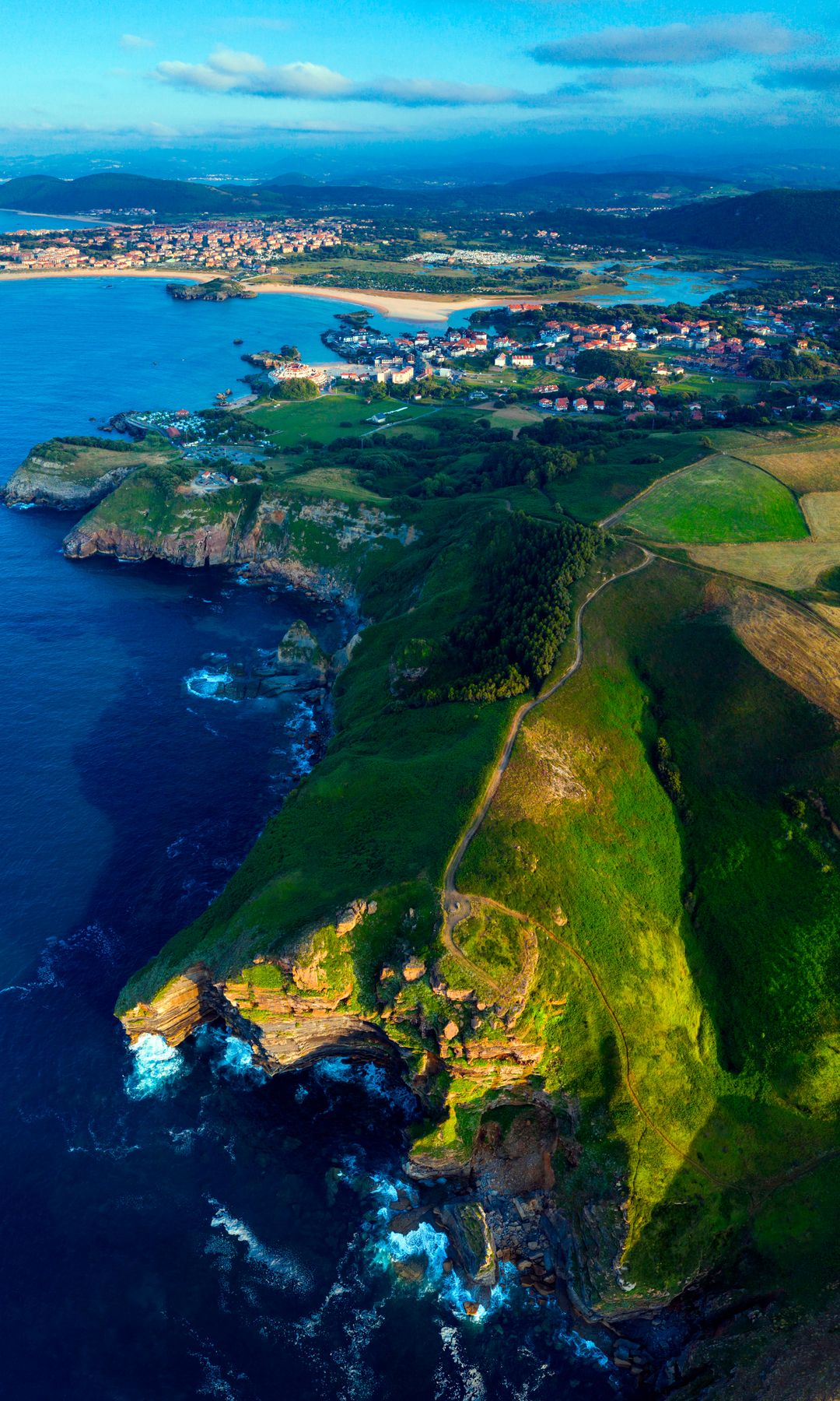 Panorámica de la costa Trasmiera en Arnuero, Cantabria