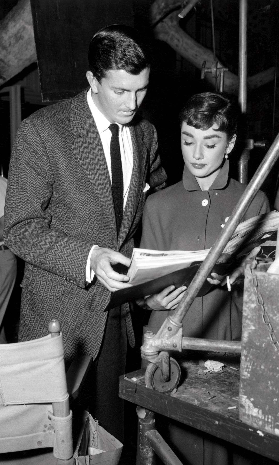 Audrey y el diseñador Hubert de Givenchy durante la grabación de 'Sabrina', el duo que revolucionó la relación de la moda y el cine