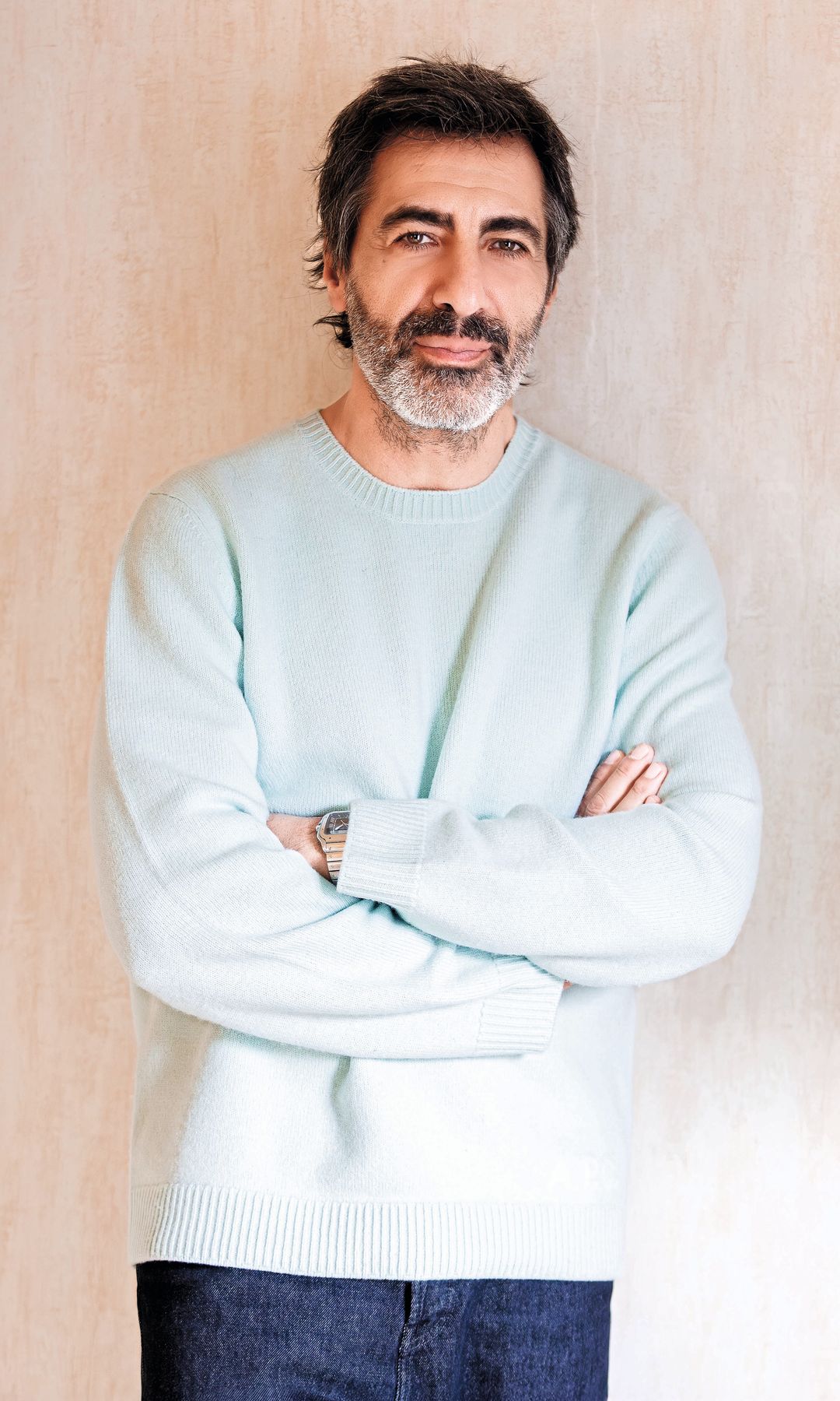 Juan del Val con sudadera blanca y brazos cruzados