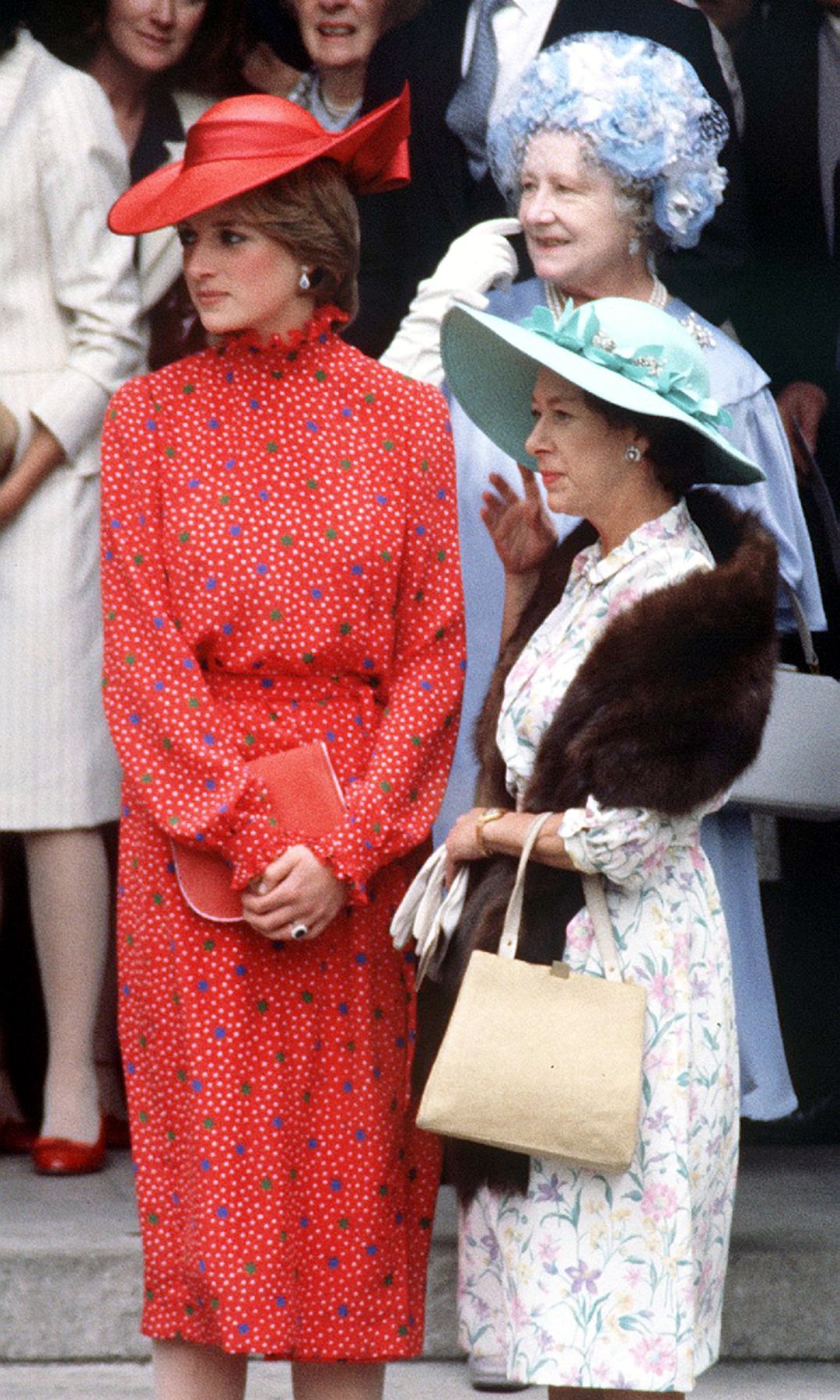 Diana de Gales junto a la Reina Madre y la princesa Margarita