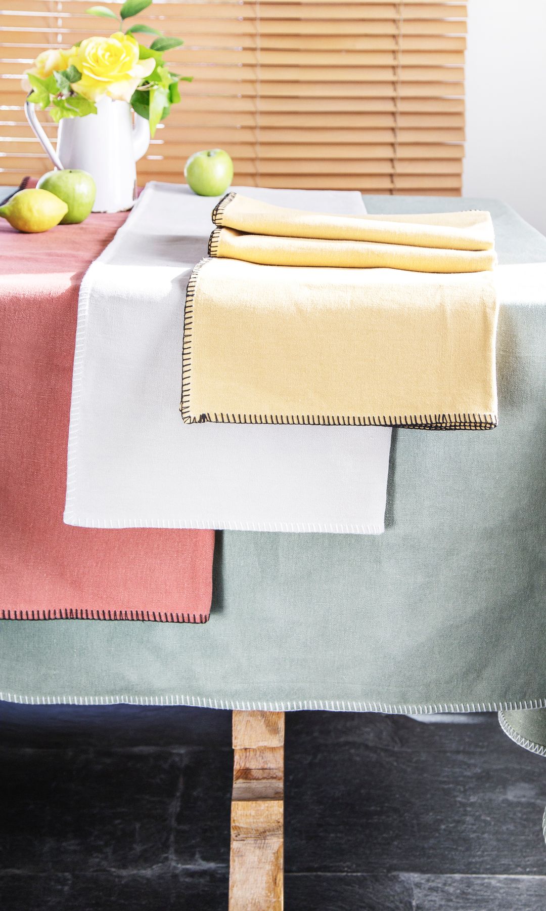 Mesa con manteles y servilletas de diferentes colores 