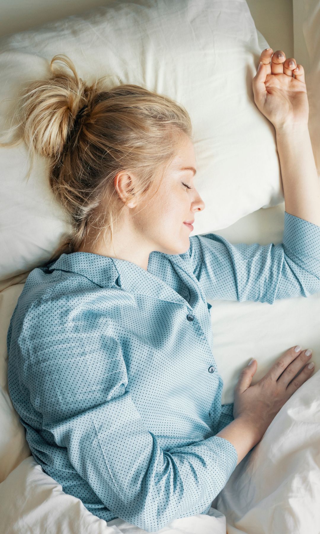 Mujer rubia durmiendo de lado