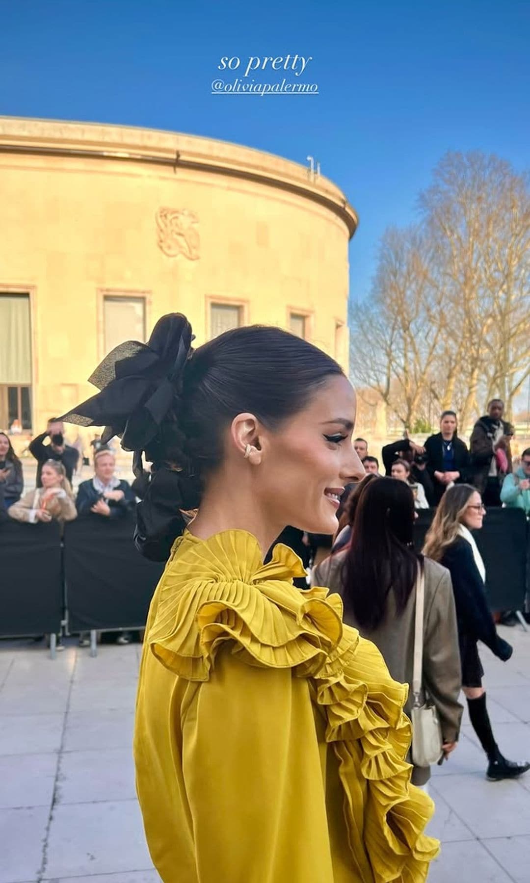 Olivia Palermo con peinado invitada lazo