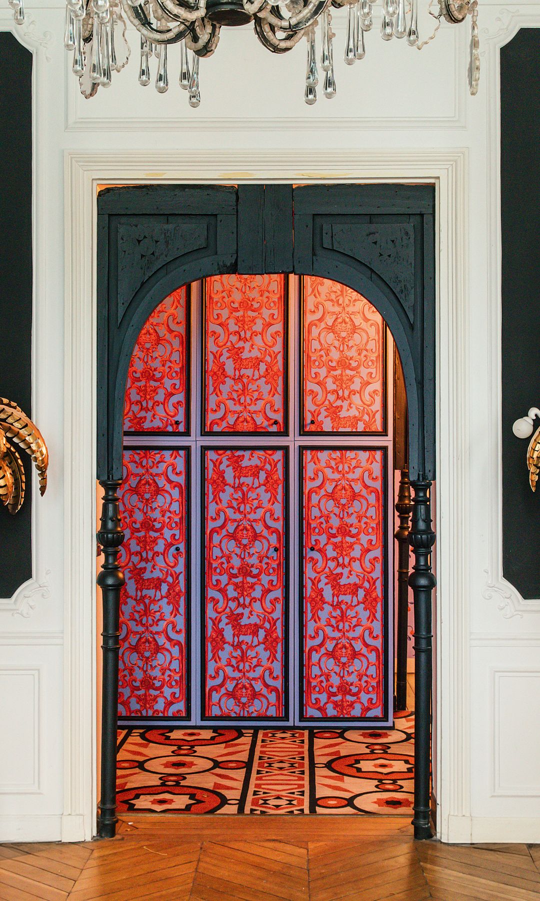 La entrada del salón con apliques Octopus y jarrones de VD. 