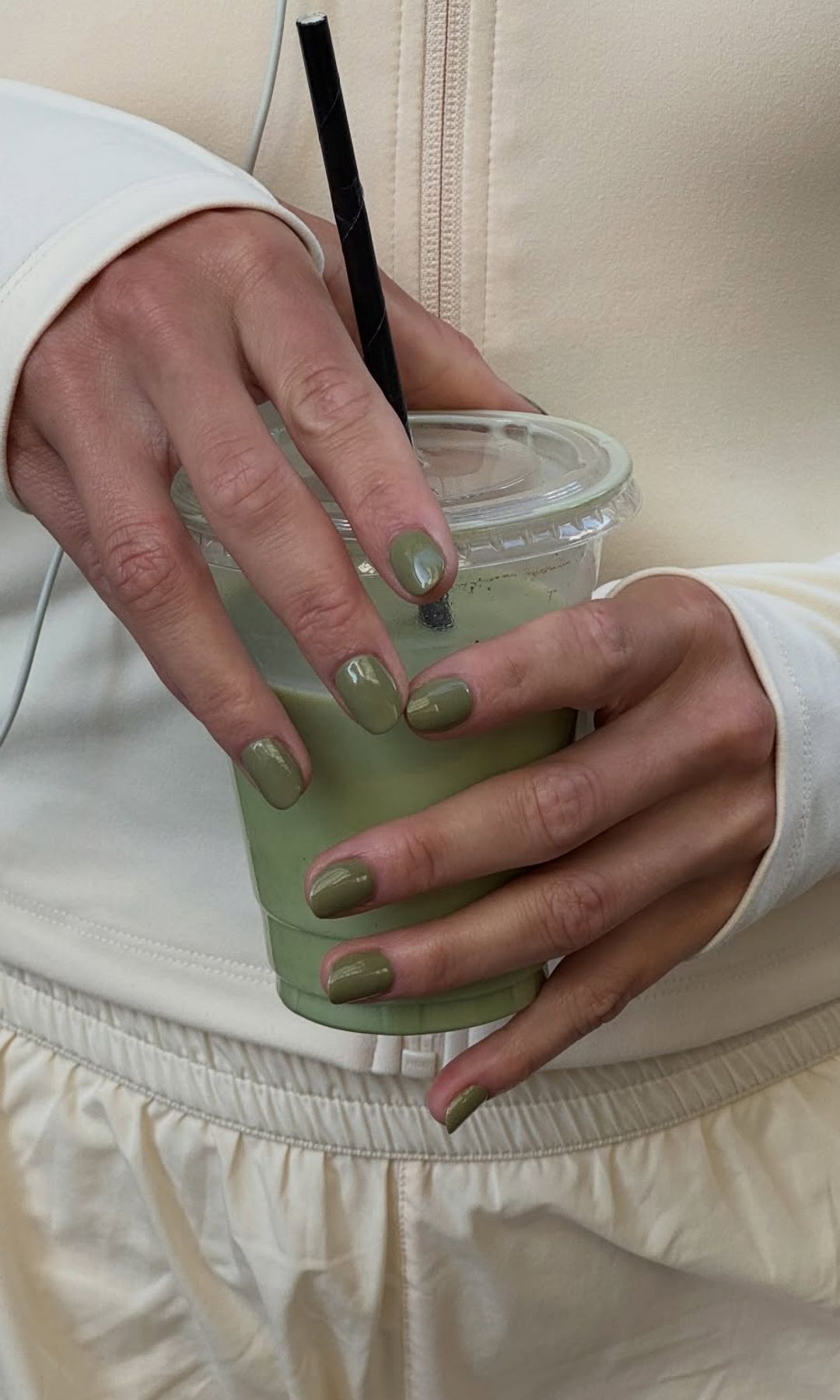Manicura verde matcha