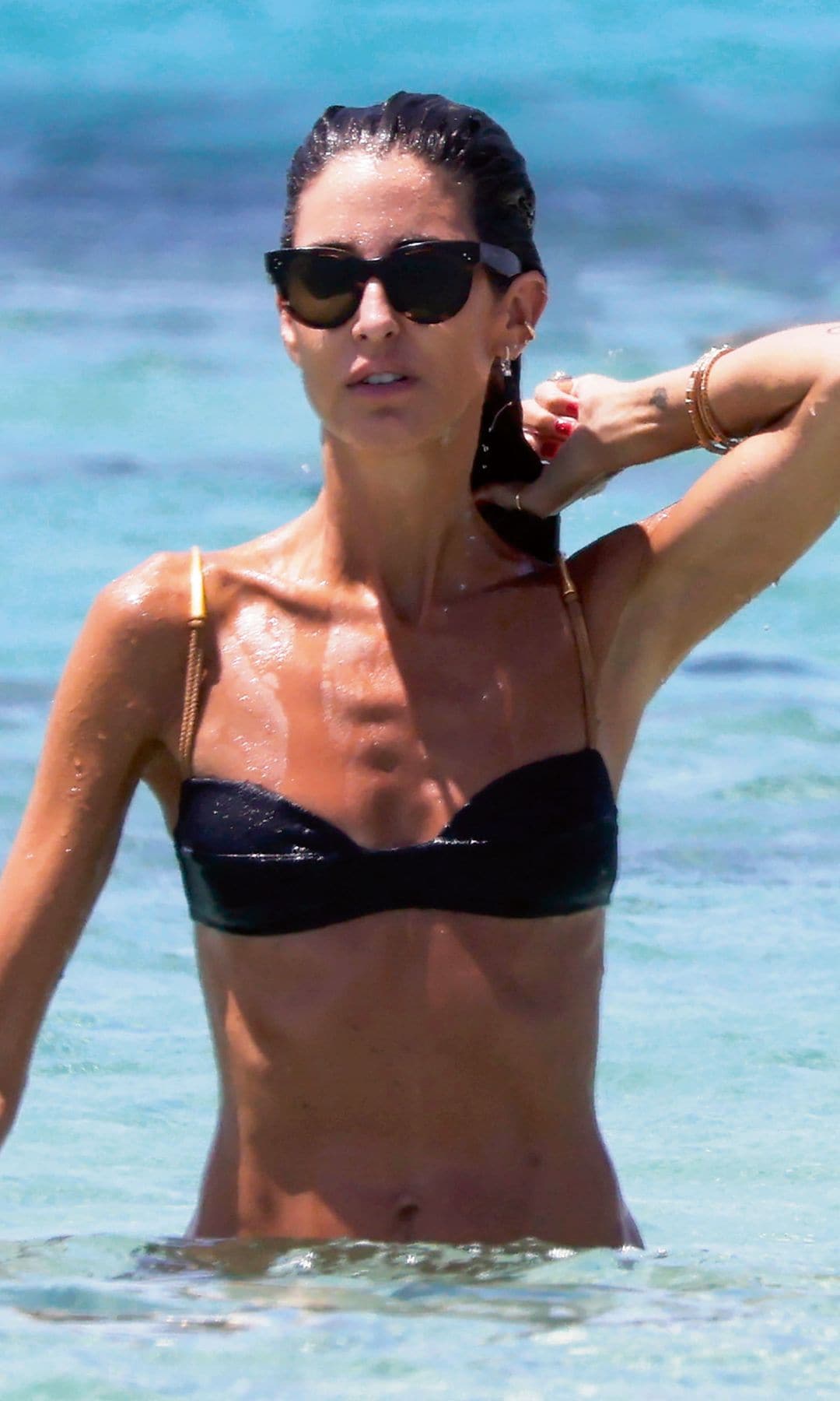 Inés, con un bikini de su firma, con el que presumió de estilizada silueta