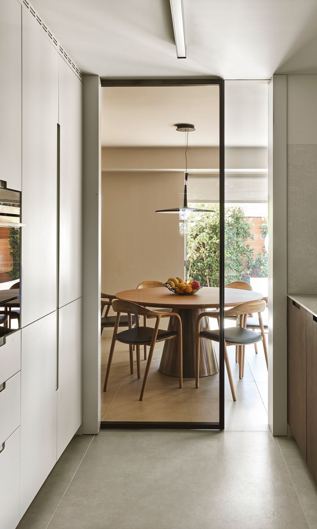 Cocina con puerta de cristal coloreado