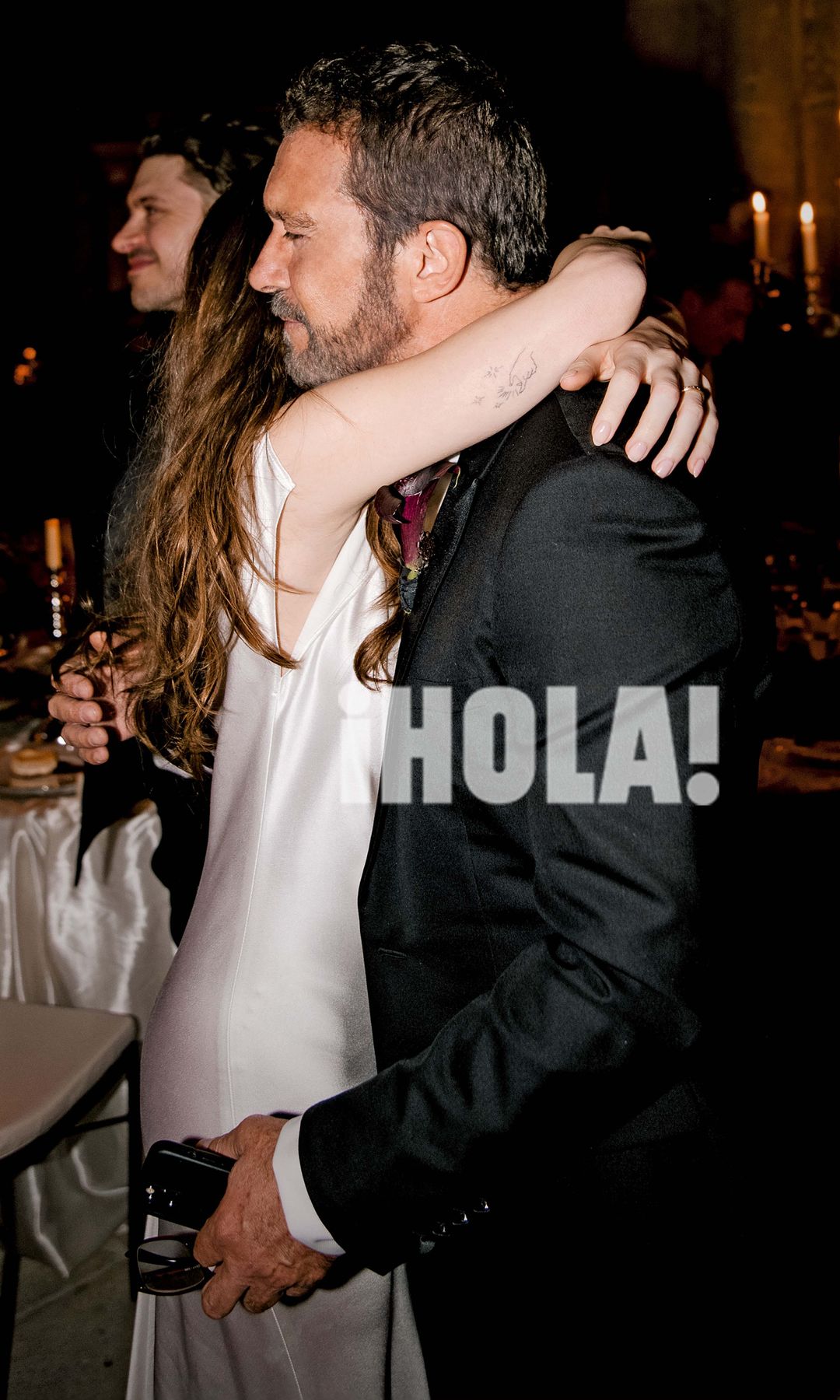 Una emocionada Stella abraza a Antonio tras el discurso del malagueño, que fue uno de los momentos más bonitos de toda la celebración