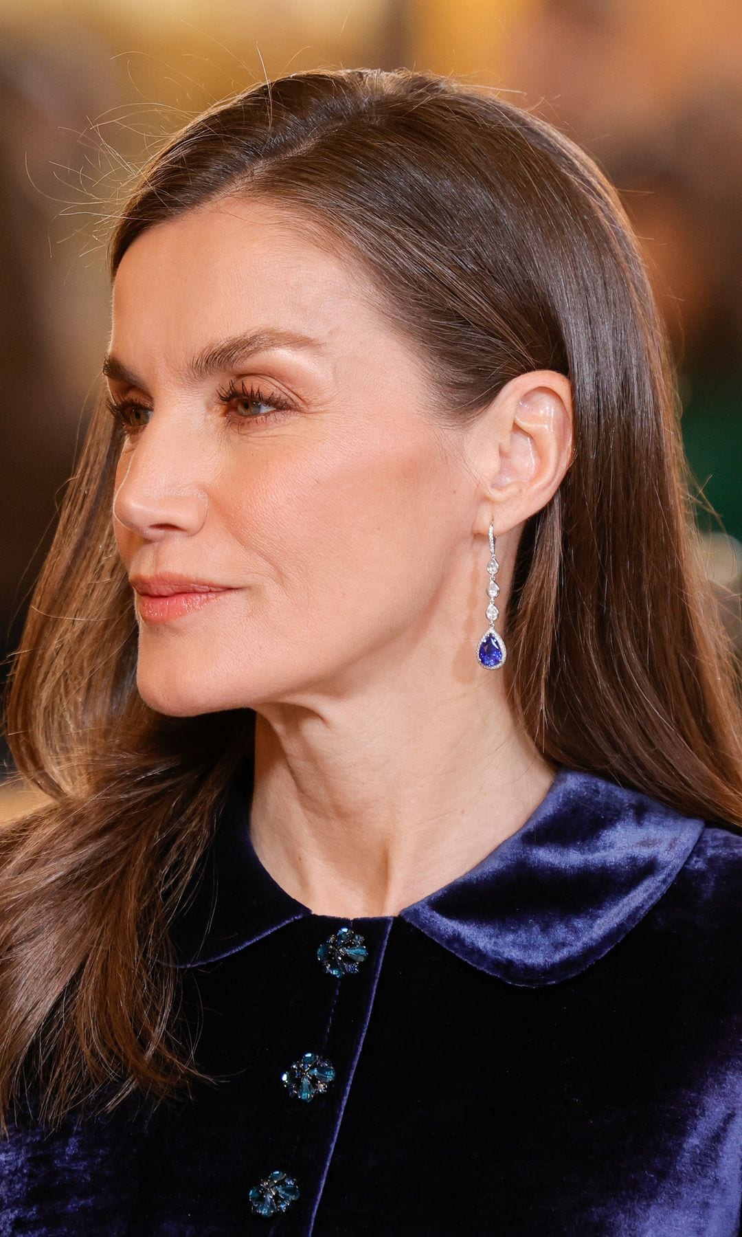 La reina Letizia vuelve a confiar en Felipe Varela: sobria elegancia con vestido de terciopelo azul en Madrid