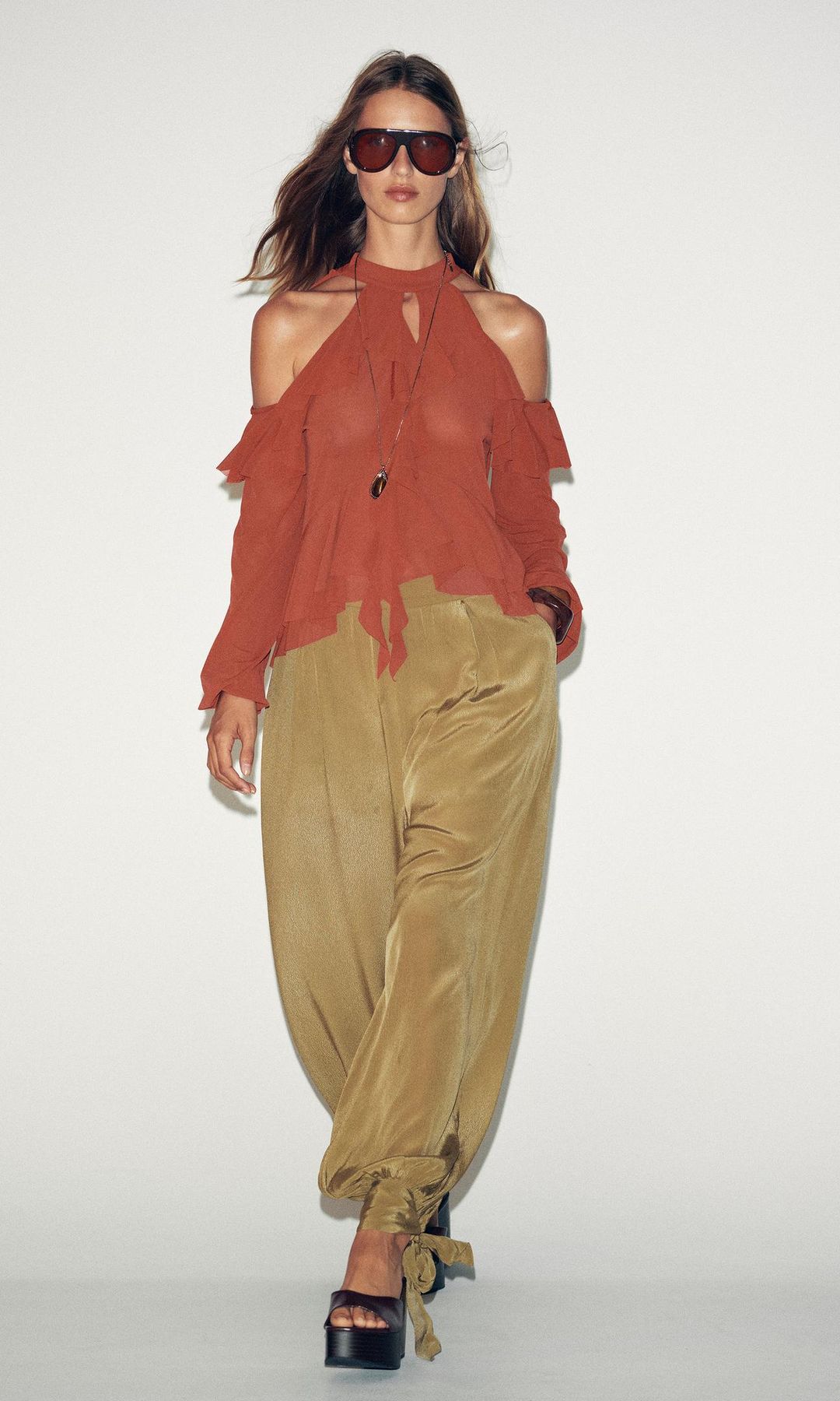 Pantalón bombacho de tiro alto en caqui claro, de Zara