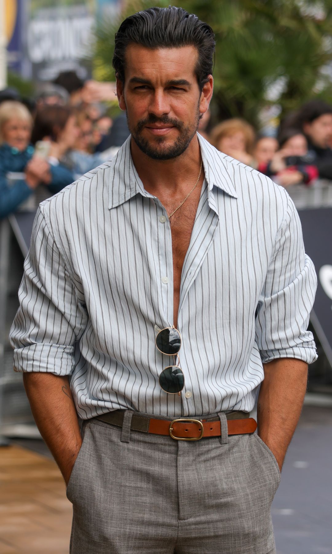 Mario Casas llegando al Festival de San Sebasián 