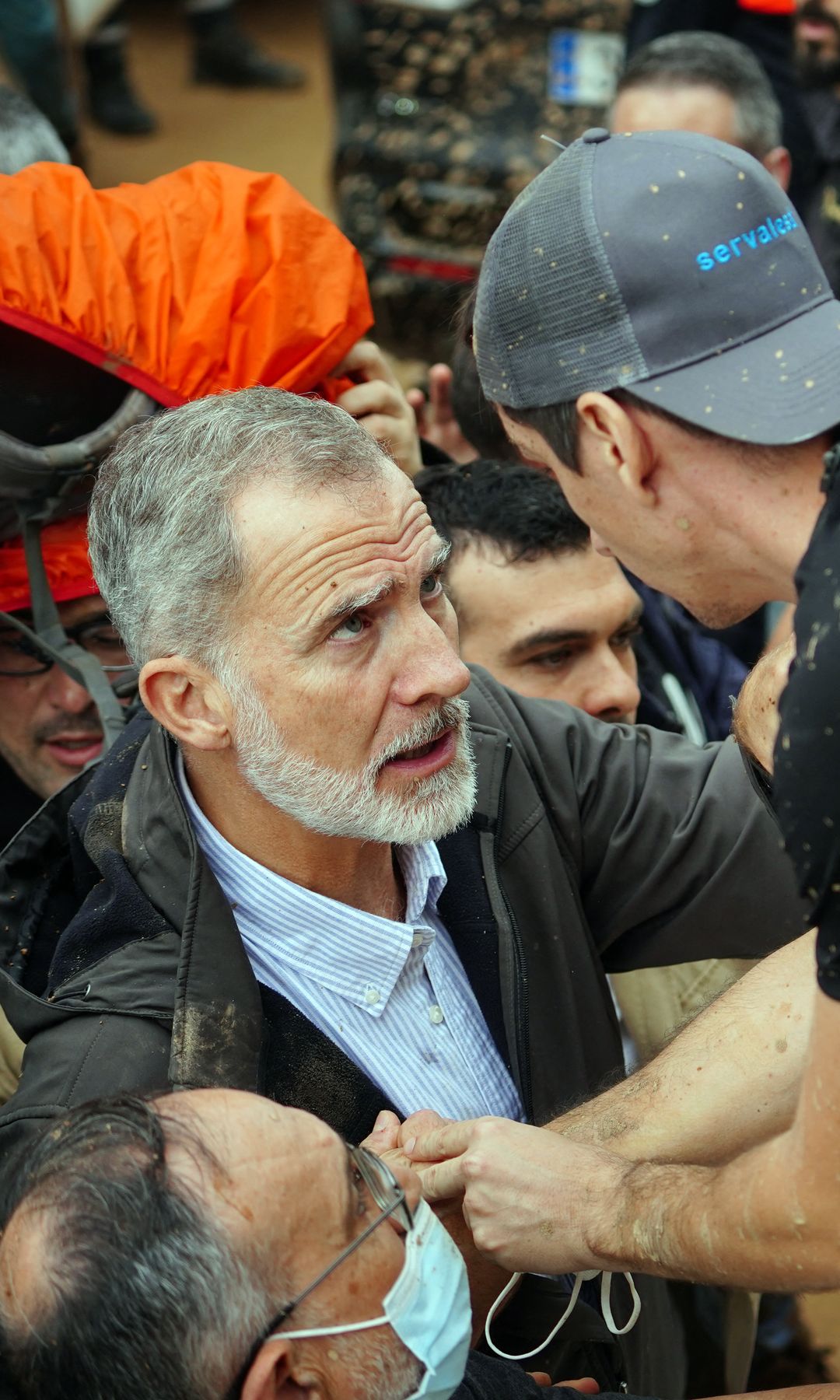 El rey Felipe en Paiporta consolando a víctimas de la DANA