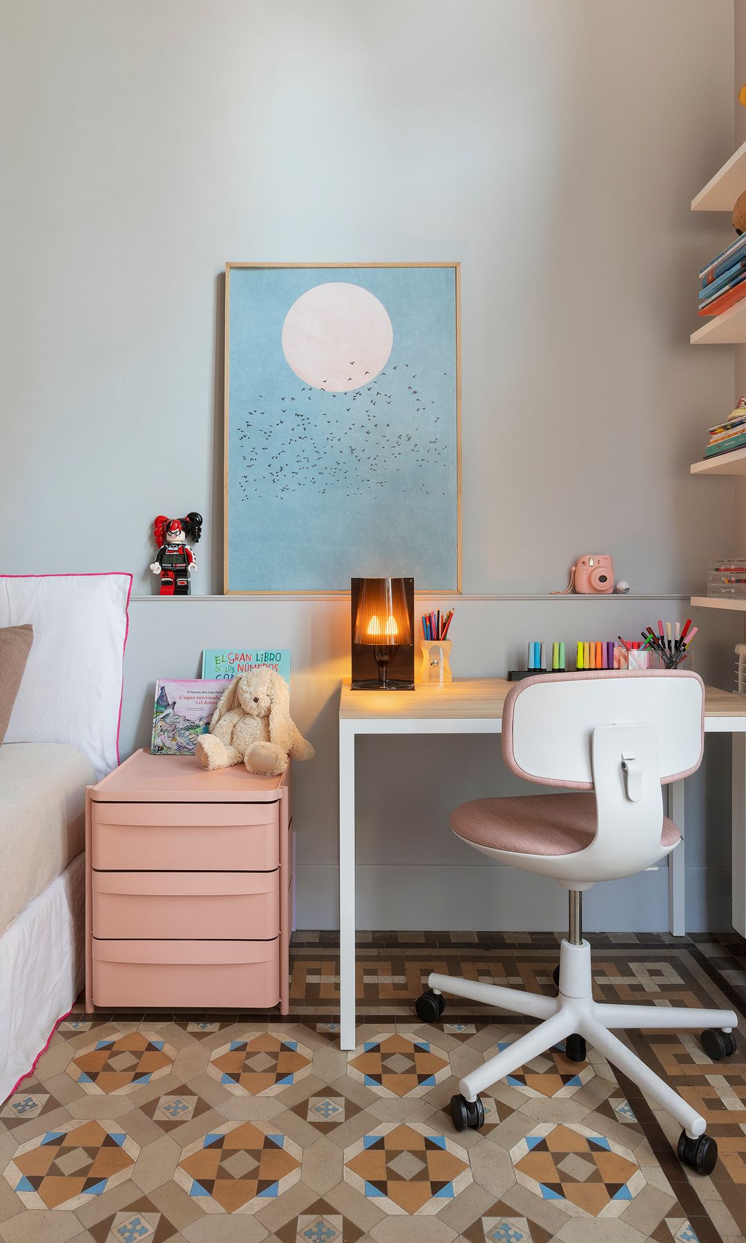 Dormitorio infantil con zona de estudio