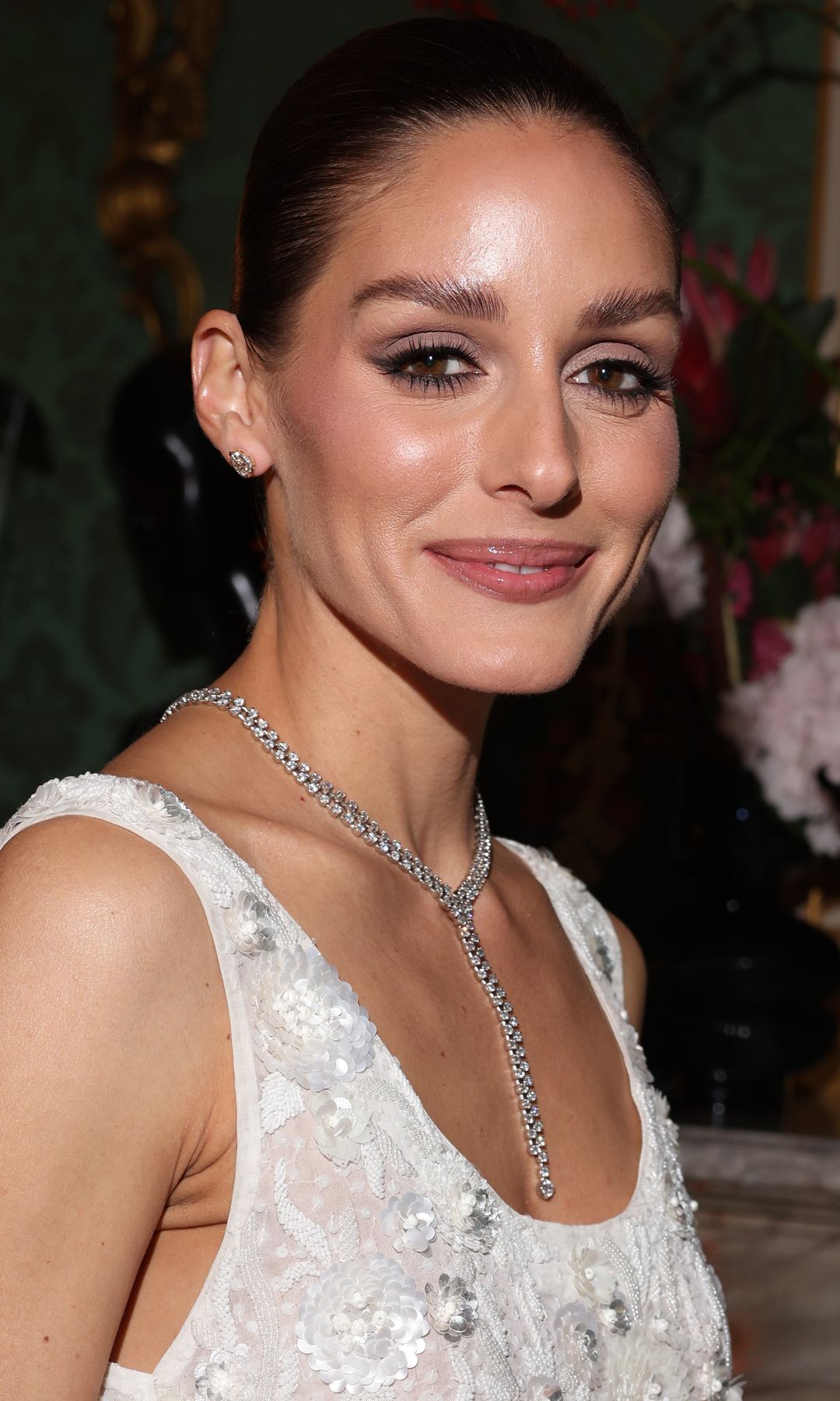 Olivia Palermo en el La Fuori Cocktail de la Semana de la Moda de París con vestido blanco