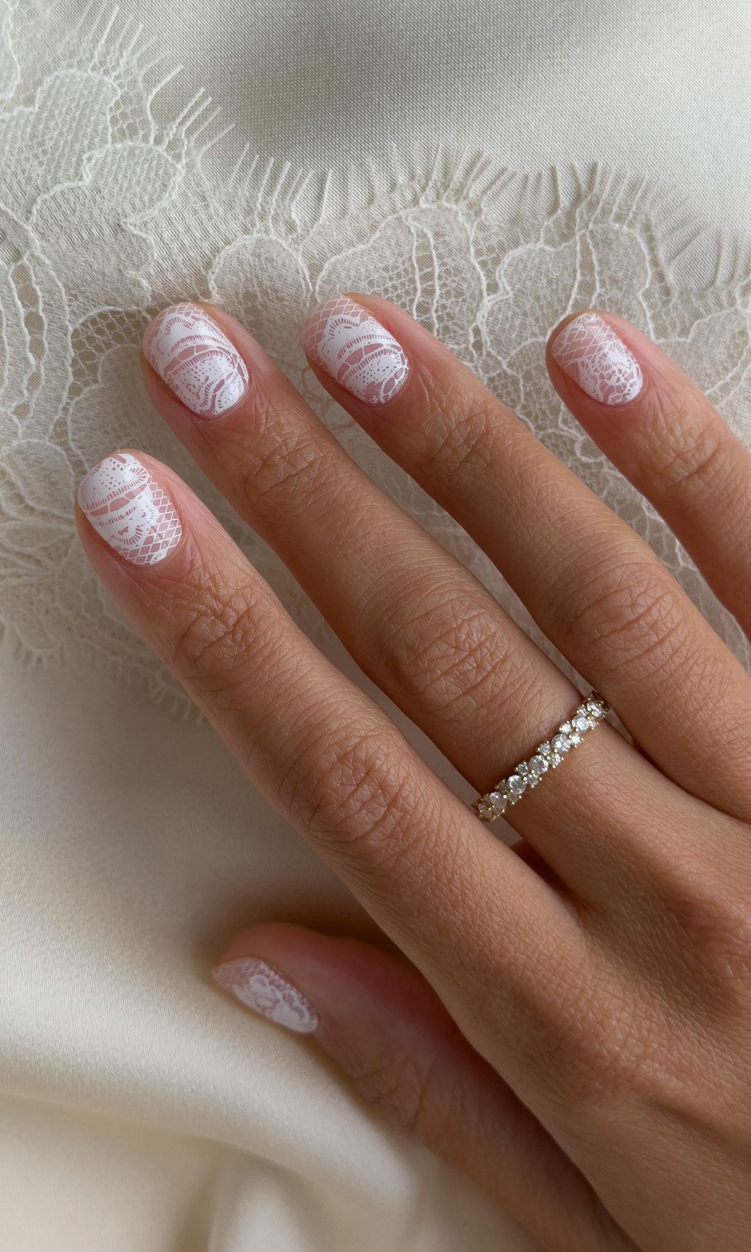 Manicura blanca efecto encaje