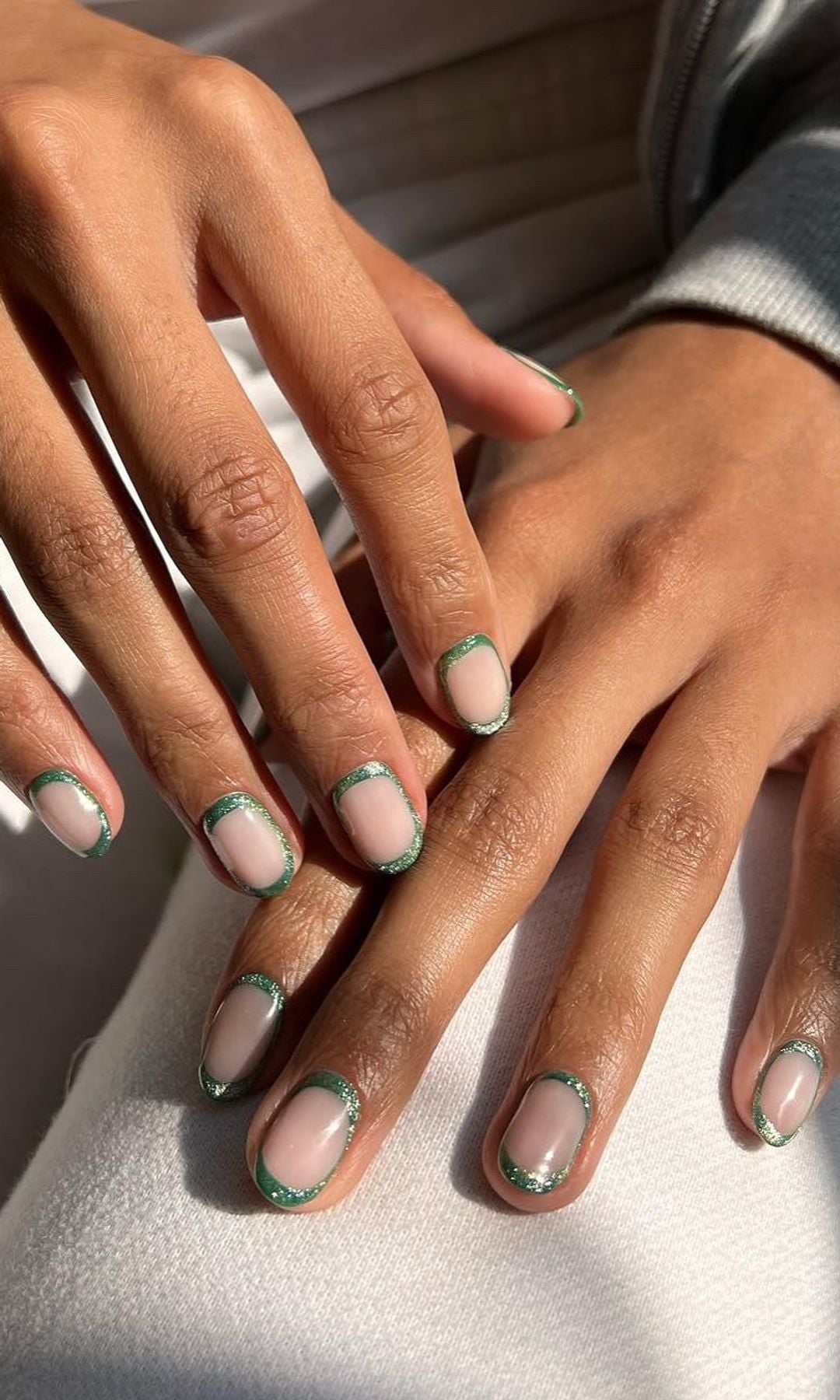 Manicura con brillo verde