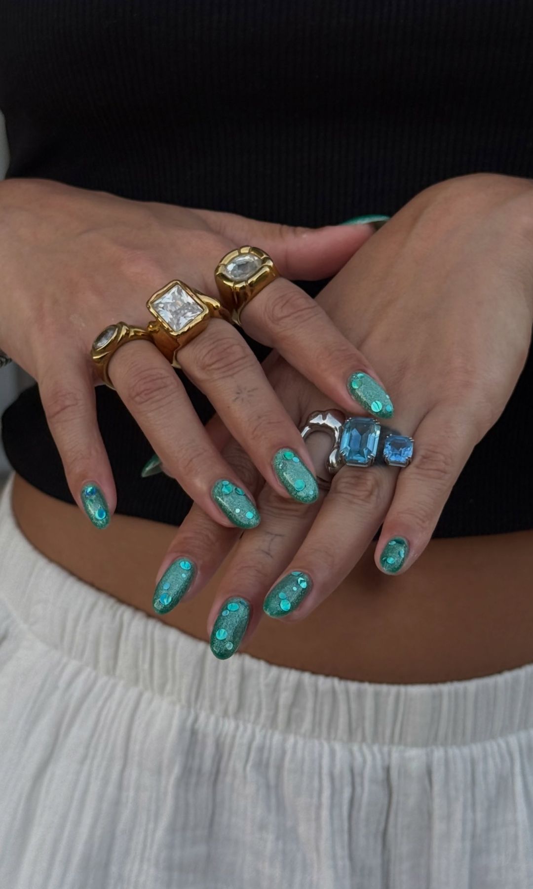 Manicura verde con brillo