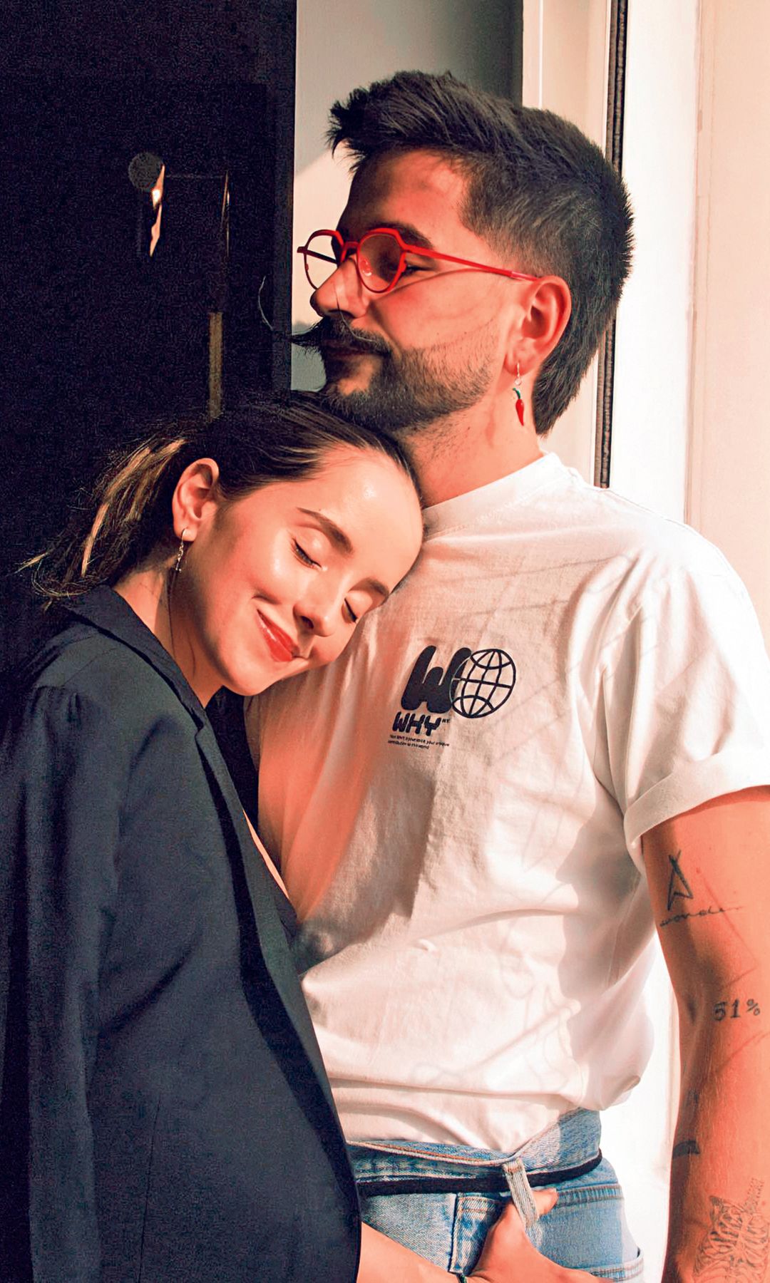 Arriba, el cantante, a punto de comenzar su gira mundial, este 9 de octubre, en Estados Unidos. A la izquierda, con Evaluna Montaner