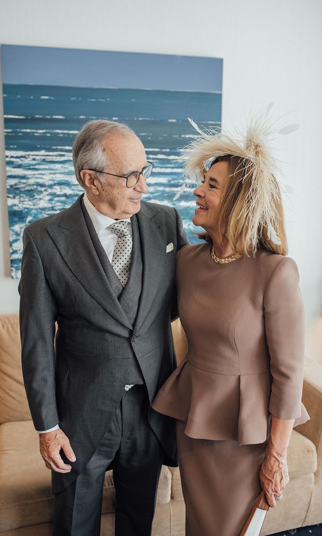 Madrina de boda con vestido de Poydel marrón péplum