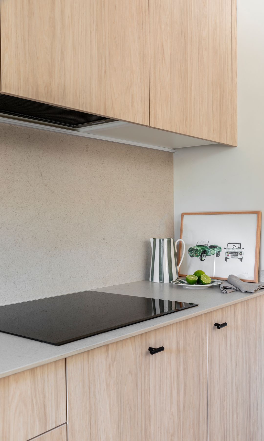 Cocina de madera con vitrocerámica, campana y cuadro