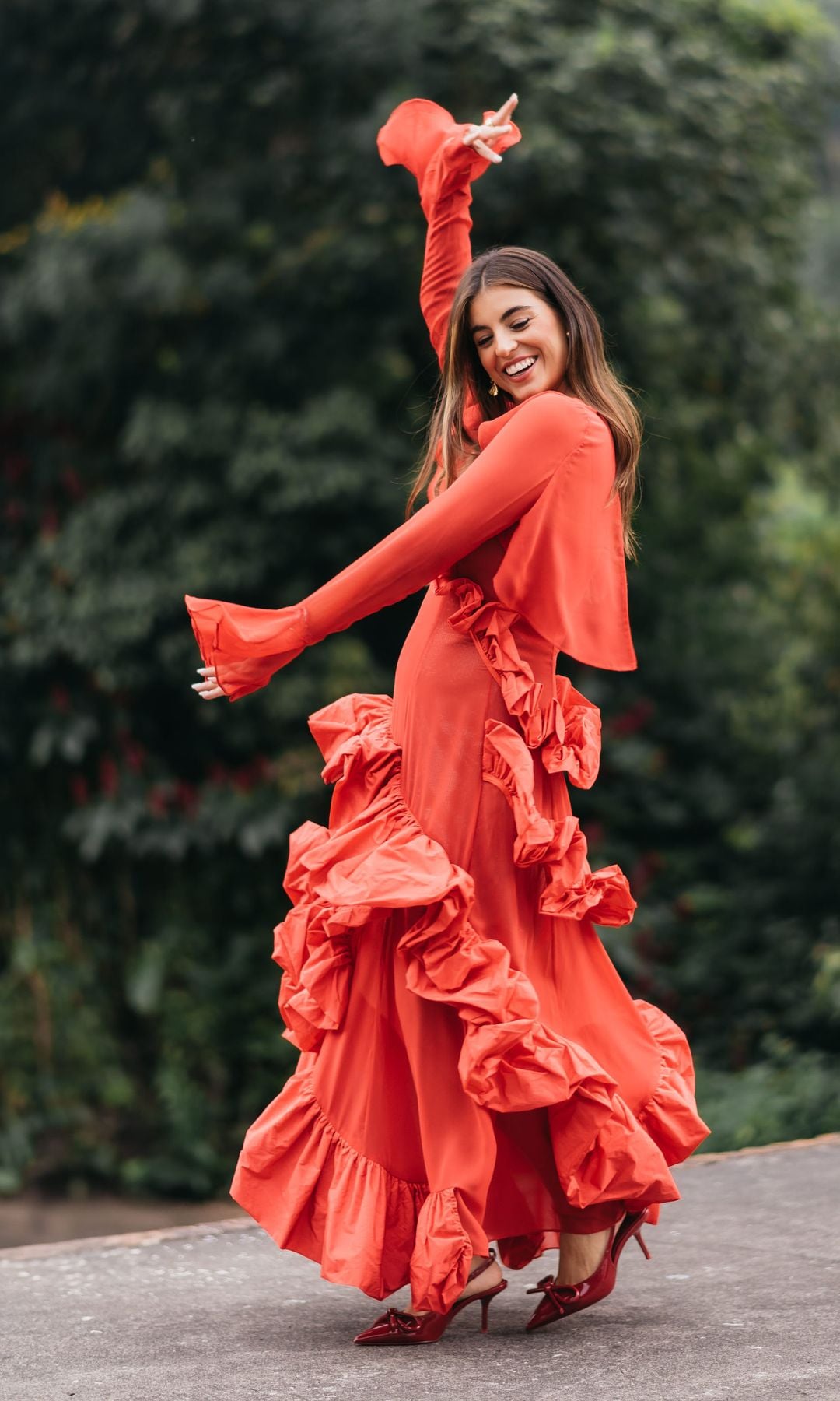 La novia murciana que celebró su preboda en unas ruinas de Guatemala con un vestido rojo de volantes y tacones de Zara
