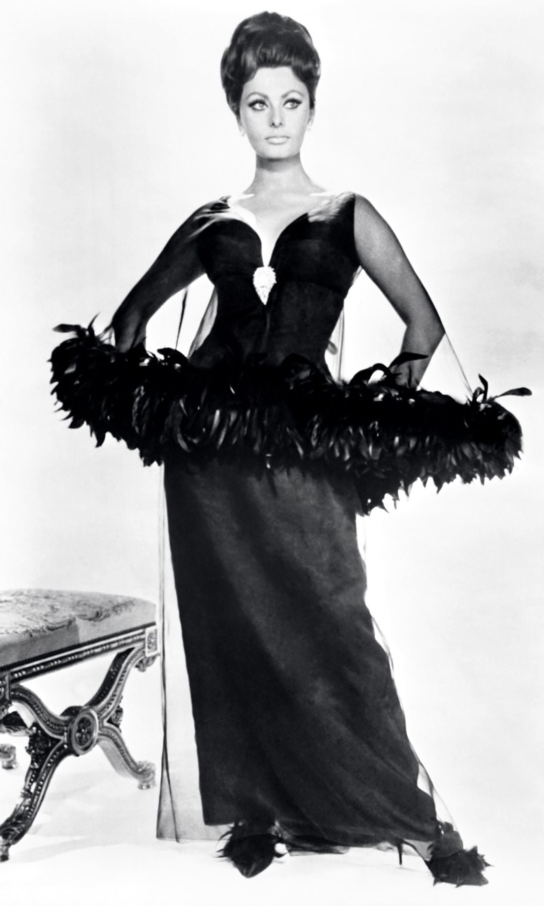 ARABESQUE, Sophia Loren, 1966 
1960s fashion 1960s movies 1966 movies 1960s Portrait Full length Jsx-40 Jsx-41 Lampshade Dress Loren,sophia Movies Portrait Upgraded