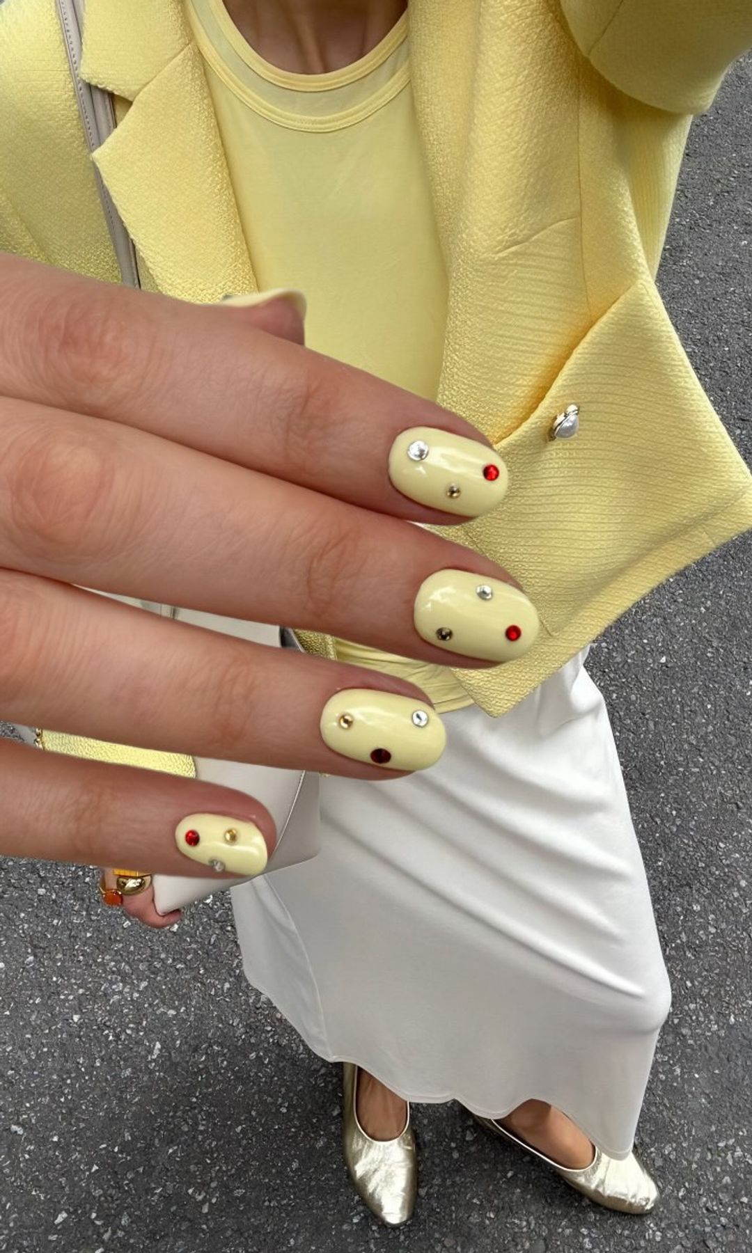 Manicura en amarillo mantequilla con brillos