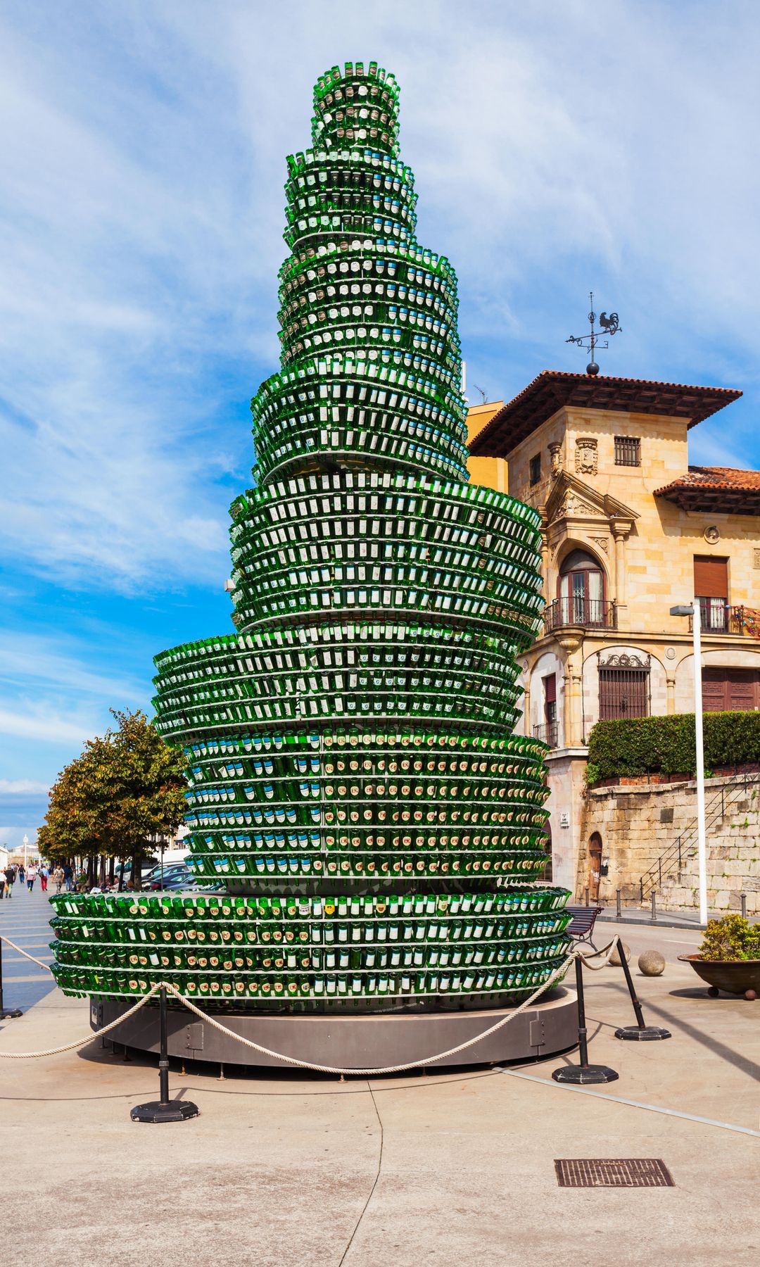 Escultura llamada del Árbol de la Sidra en Gijón, Asturias