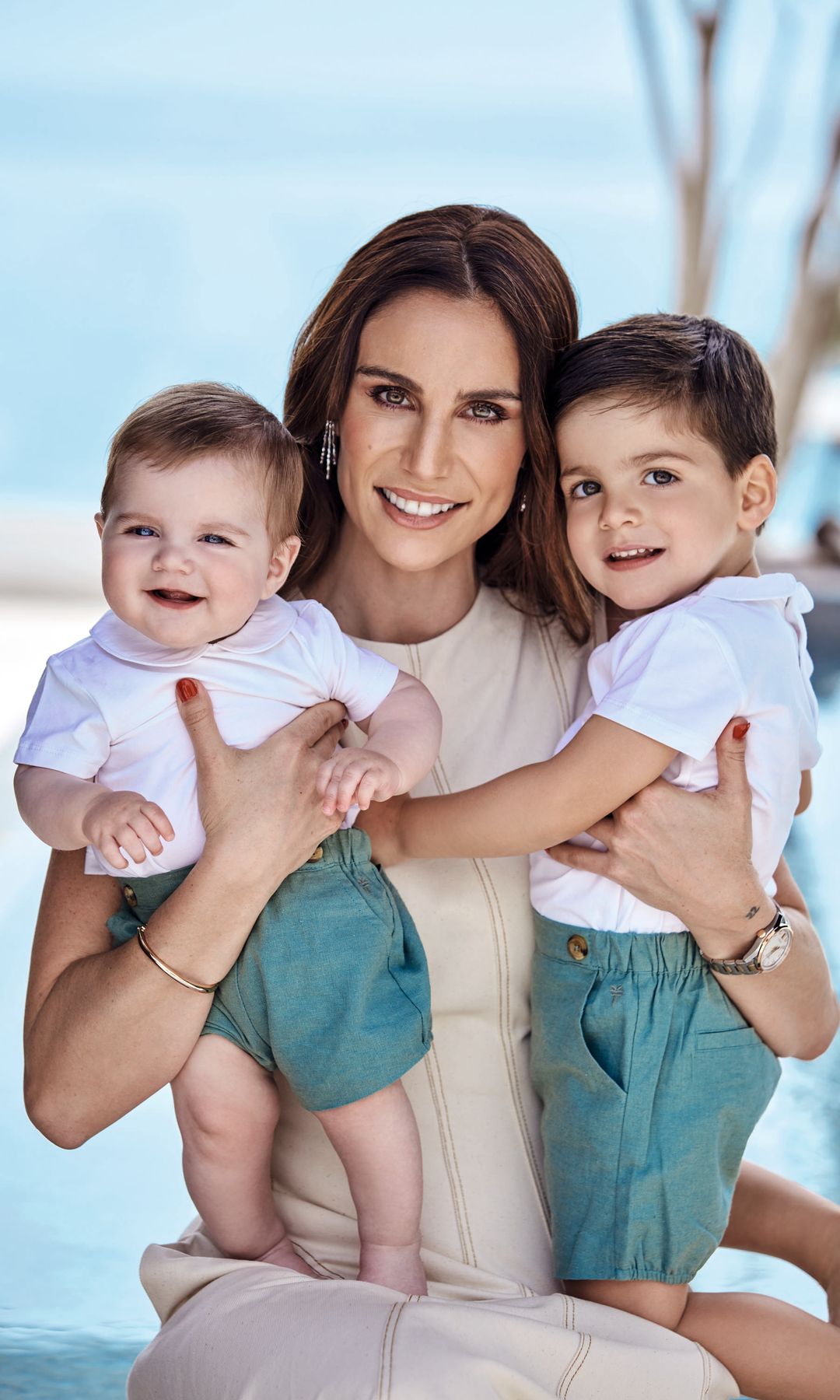 Lucía Villalón cogiendo a sus dos niños en brazos