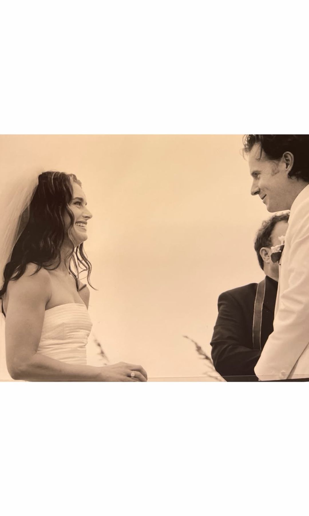 Brooke Shields celebra su 25º aniversario de casada con Chris Henchy a través de una emotiva y especial publicación en Instagram.