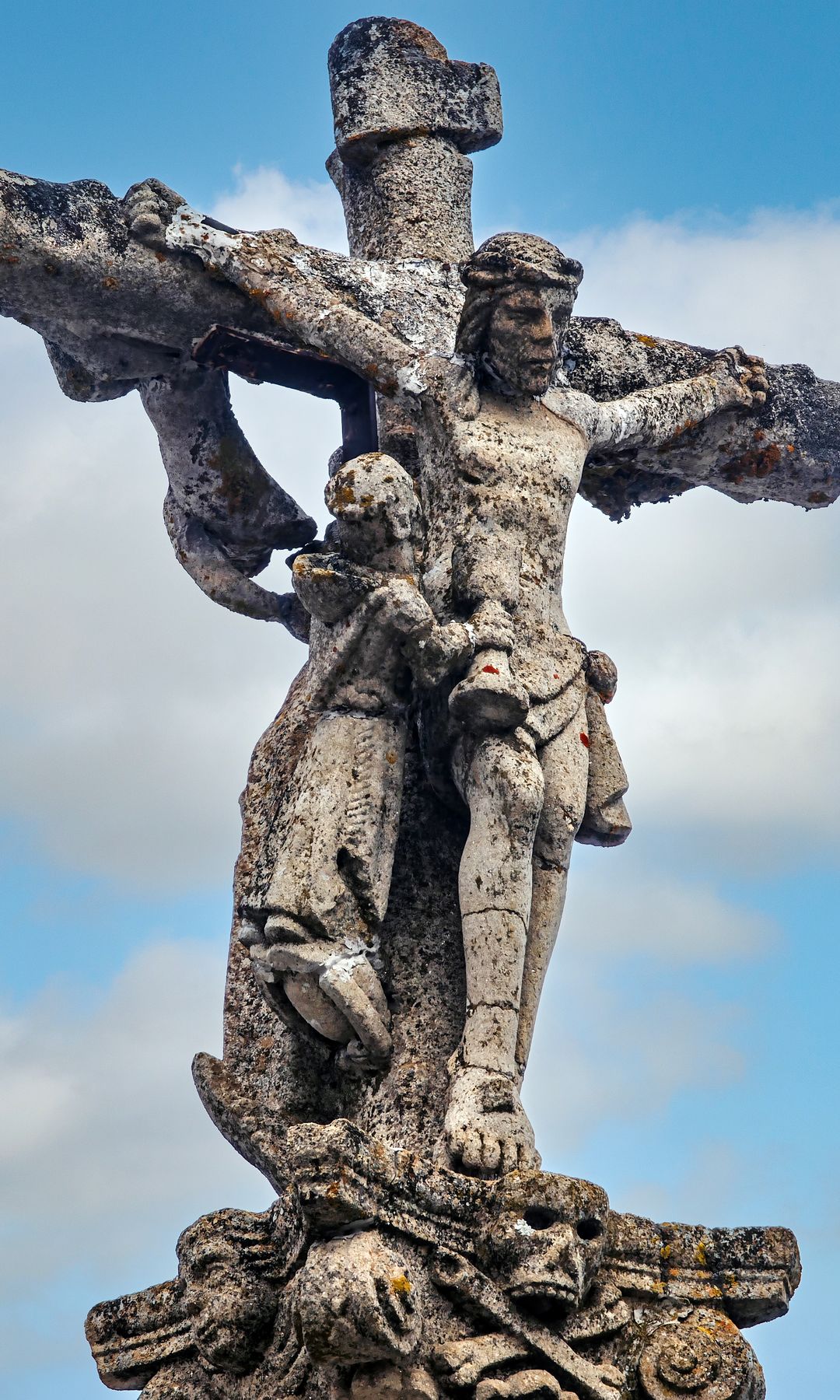 Cruz de granito en la plazuela del Crucero, pueblo de la vid, junto al monasterio.