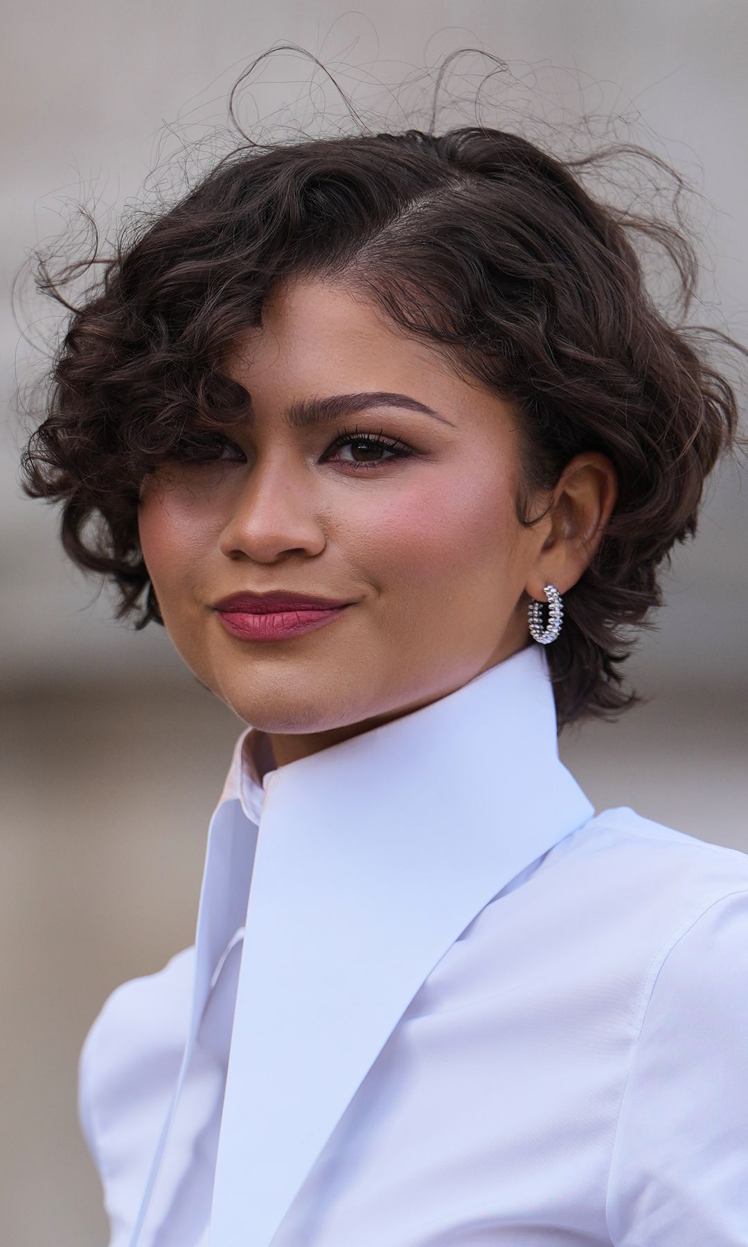  Corte de pelo corto y rizado para mujer