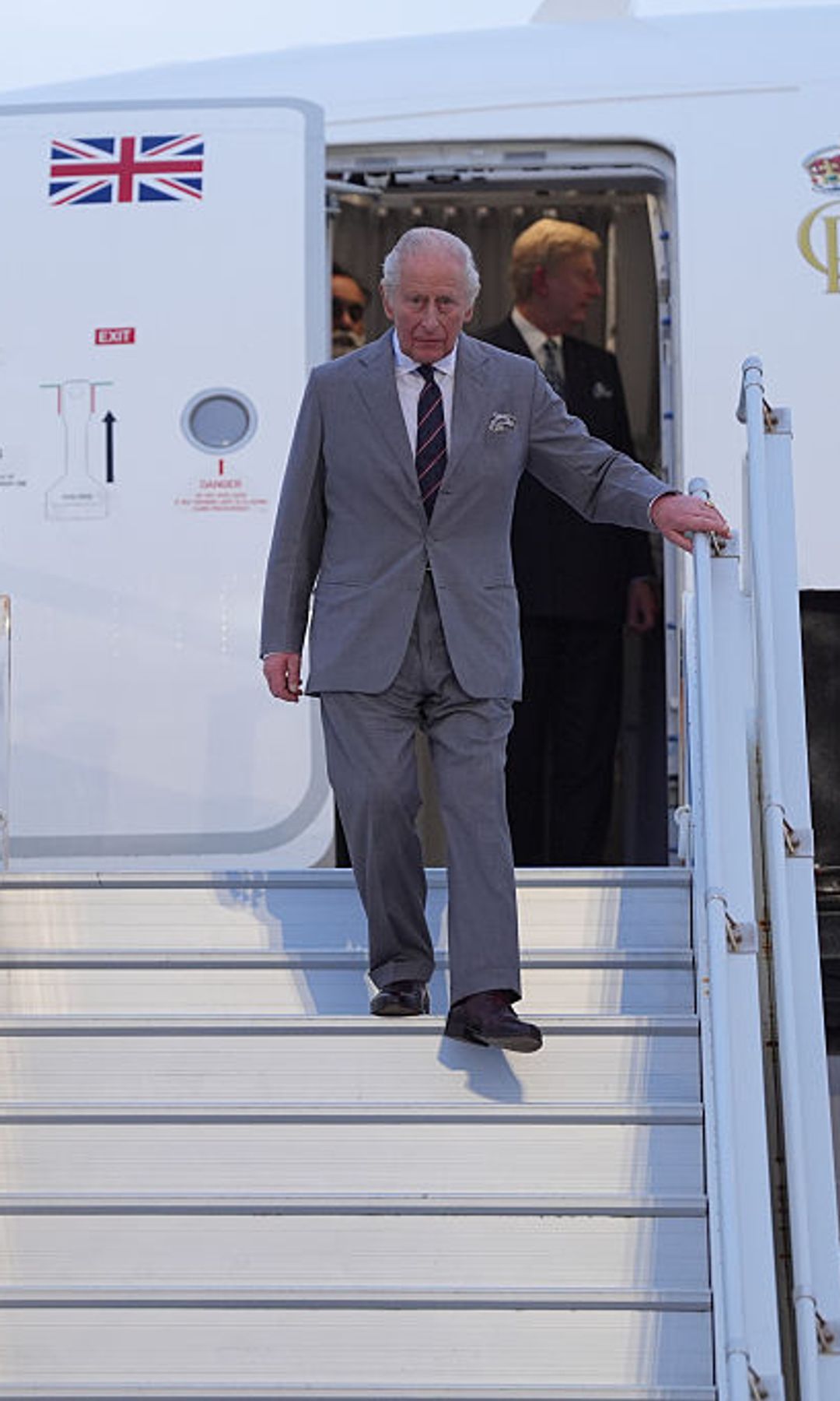 El rey Carlos III descendiendo del avión que le ha llevado a Bermudas